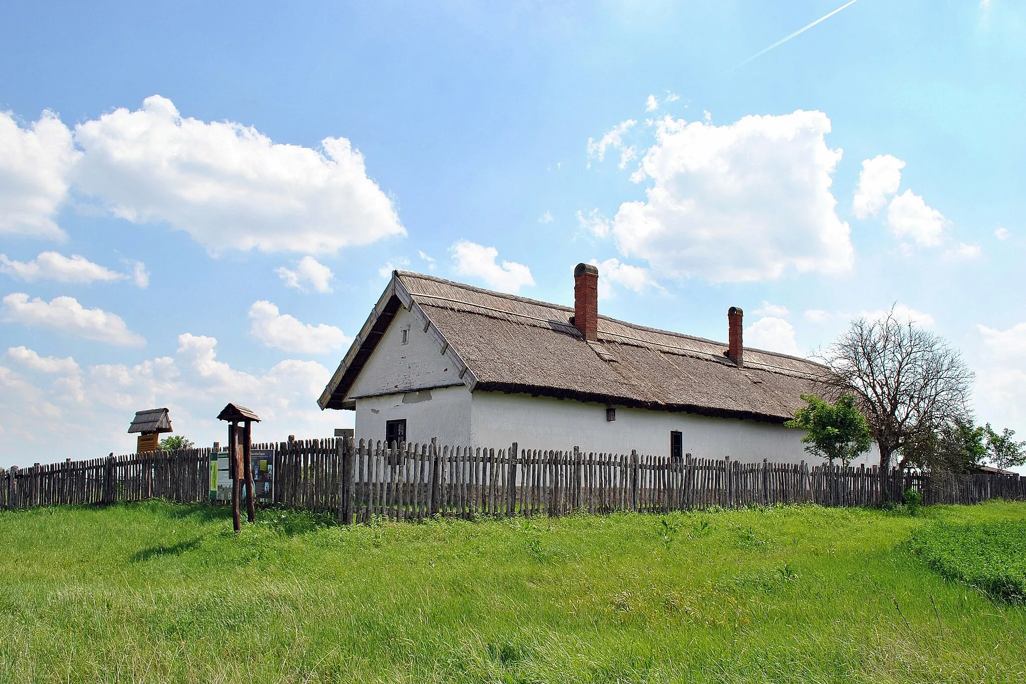 Photo showing: Nyakvágó csárda. Eredetileg étterem. A Pest-Pétervárad közötti postaút állomása volt. Négy épületből álló épületegyüttes. Népi műemlék. - Bács-Kiskun megye, Kunszentmiklós, Külterület, a Szabadszállásra vezető út mentén jobbra, Kunszentmiklóstól mintegy 7 km-re