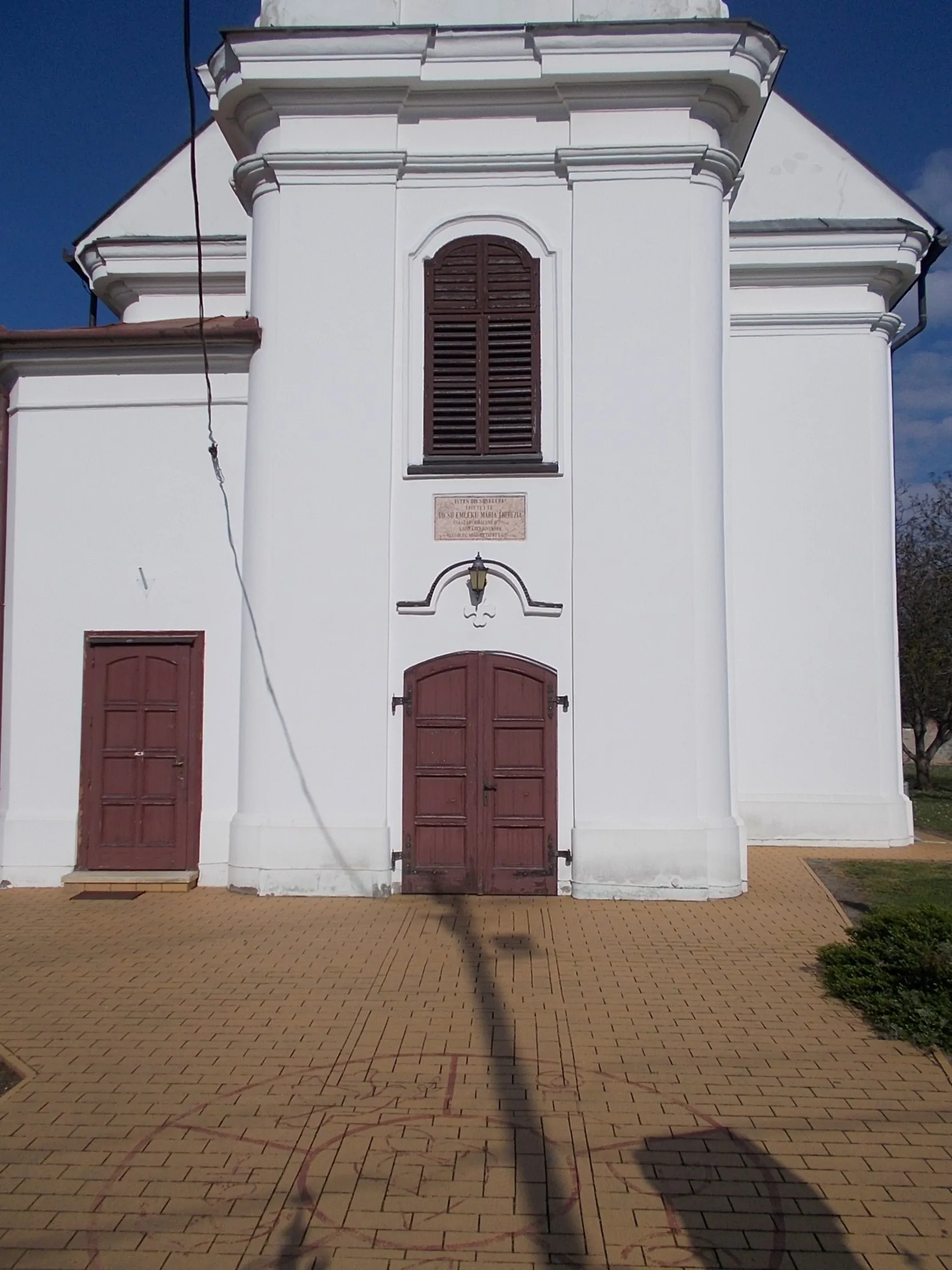 Photo showing: Greek Catholic Church /other names:  Intercession of the Theotokos / The Protection of the Mother of God Church / Church of Pokrov  /, built in 1777 and 1778, It has tiled roof since 1844. Extended in 1878. New choir/gallery, staircase, sacristy built. Renovated in 1978 and 2010. Baroque. Iconostas damaged in 1887 by lightning, repaired by local painter Ferenc Gosztincsár. Frescos are destroyed. New frescos painted by local painter Imre Torma in 1928. Teresa of Avila/Lisieux side altar built in 1933, its altarpiece painted by painter József Choma. Neoclassical pulpit. Rococo stairs. Copf (late Mid-East European Baroque style) benches. - Facade plaque: "It was built for the glory of God by Emperor and Queen Maria Theresa of glorious memory in 1778 for the Greek Catholic faithful. Offal renewed in 1887." - Churchyard stone crucifix (decorated with icons) installed in 1886. Early 19th century brick fence is a unique in the region. Listed church - Templom Alley and Toldi Street corner , Makó, Csongrád-Csanád County, Hungary.