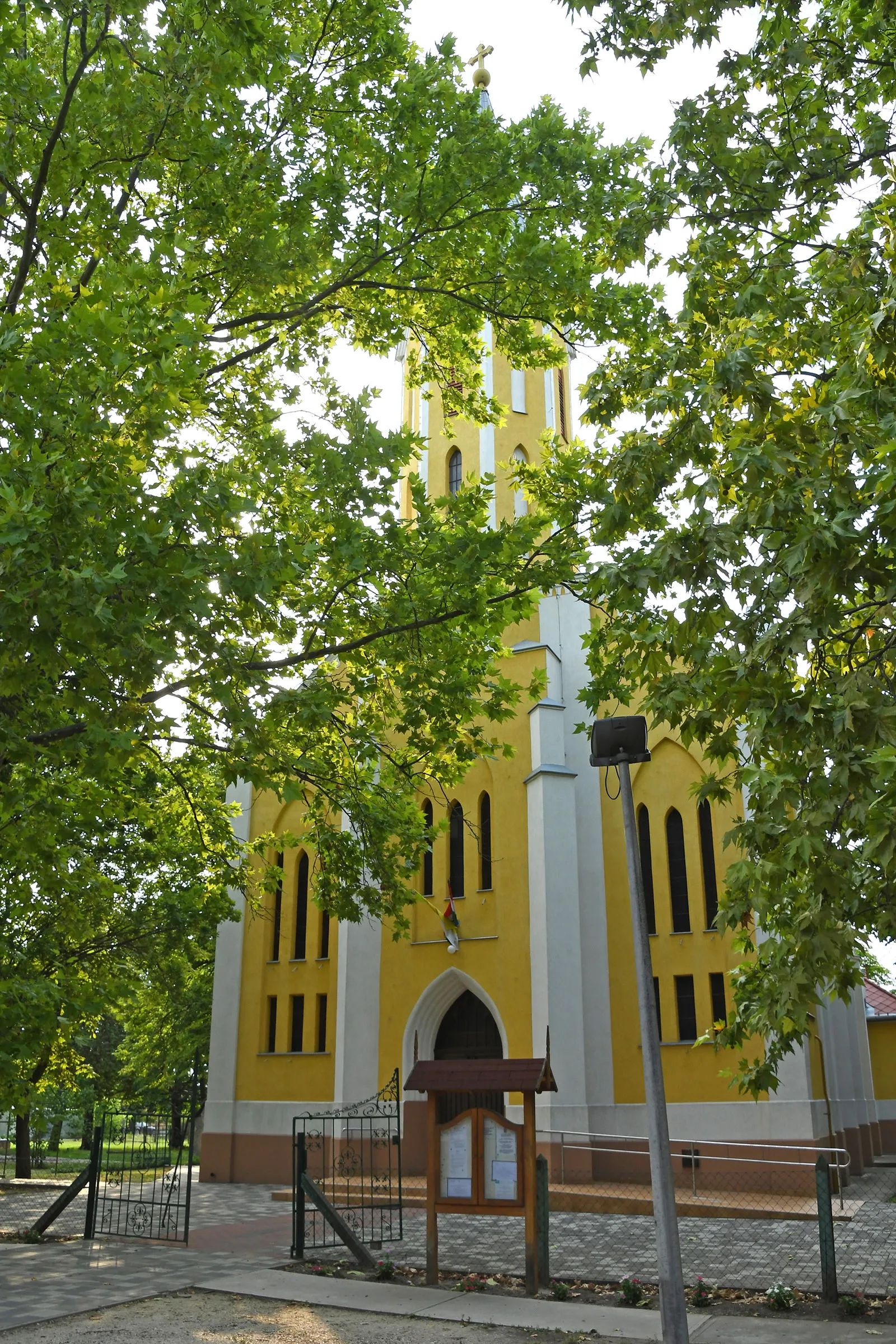 Photo showing: Roman Catholic church in Nyárlőrinc, Hungary