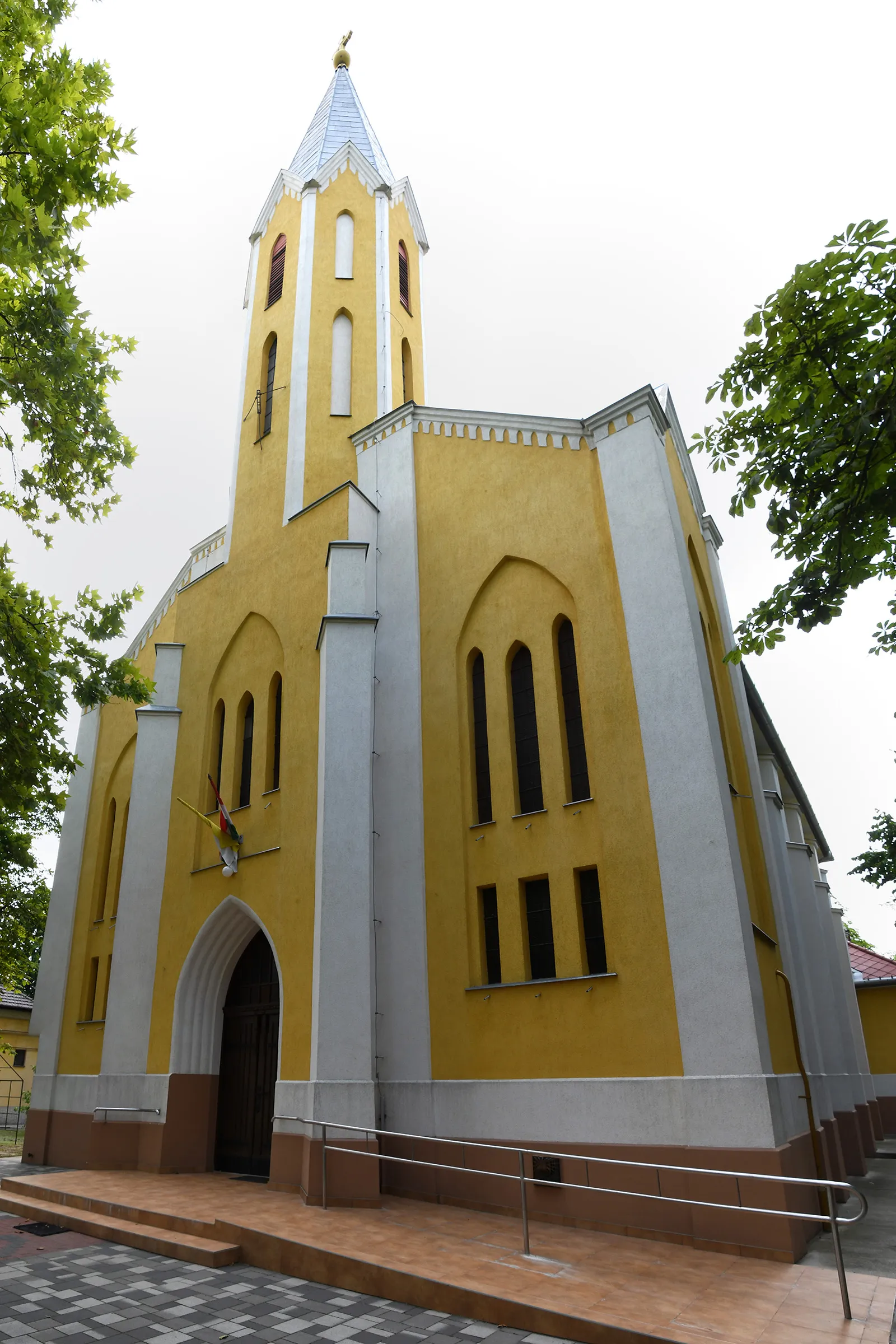 Photo showing: Roman Catholic church in Nyárlőrinc, Hungary