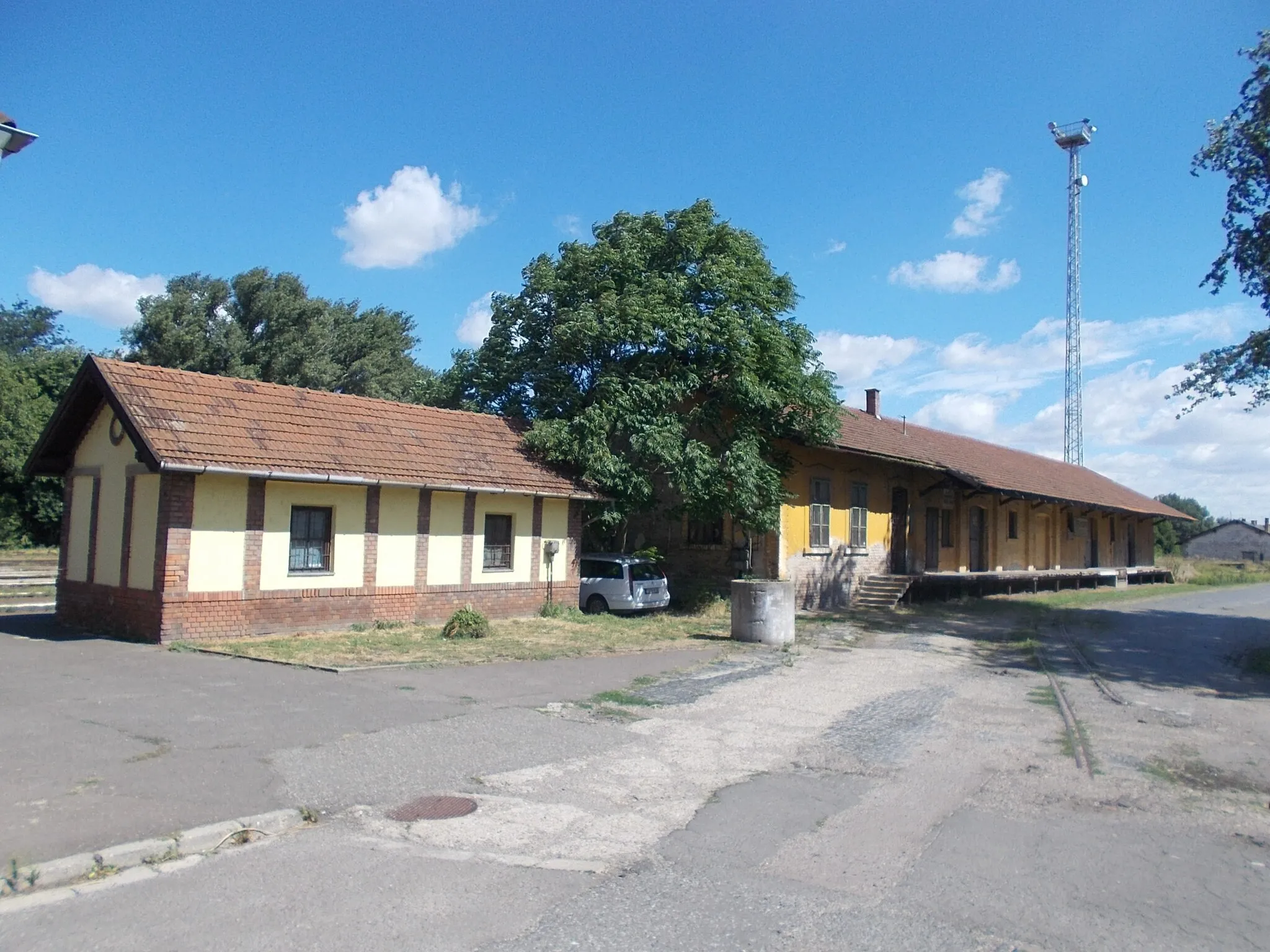Photo showing: Railway station, outbuilding and storage building  Narrow gauge railway (Alföldi Kisvasút) track remains - Állomás Street, Orosháza, Békés County, Hungary.
