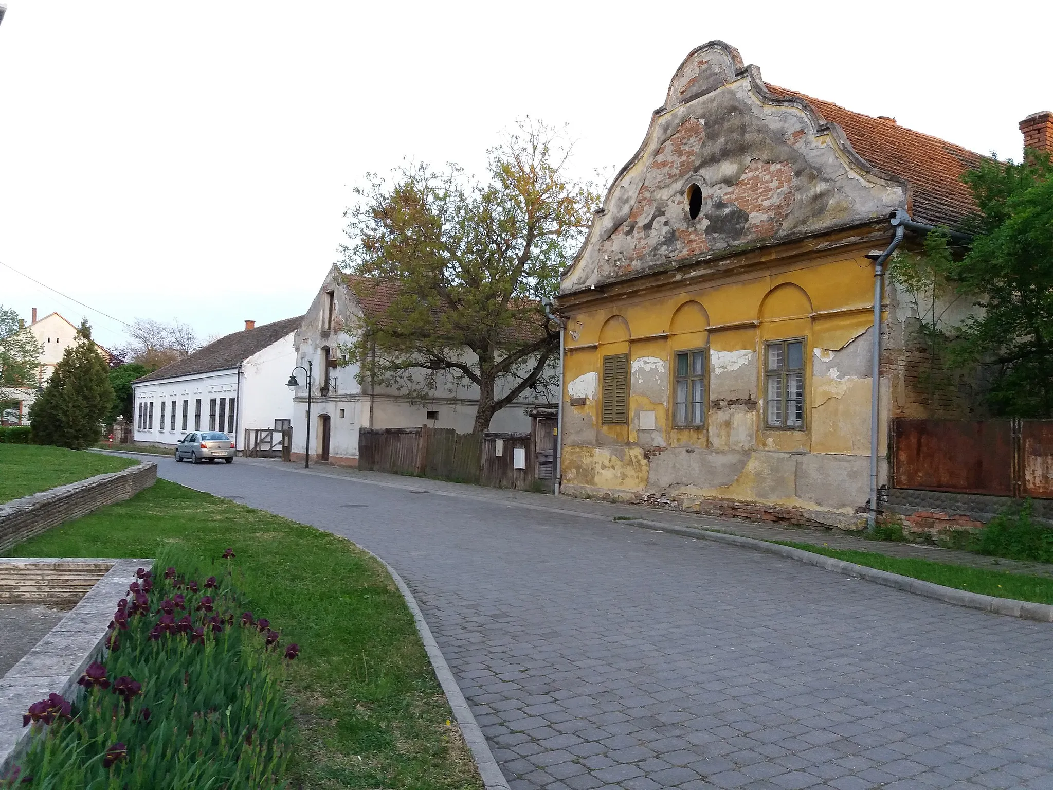 Photo showing: Reformétus lelkészlak és magtár.