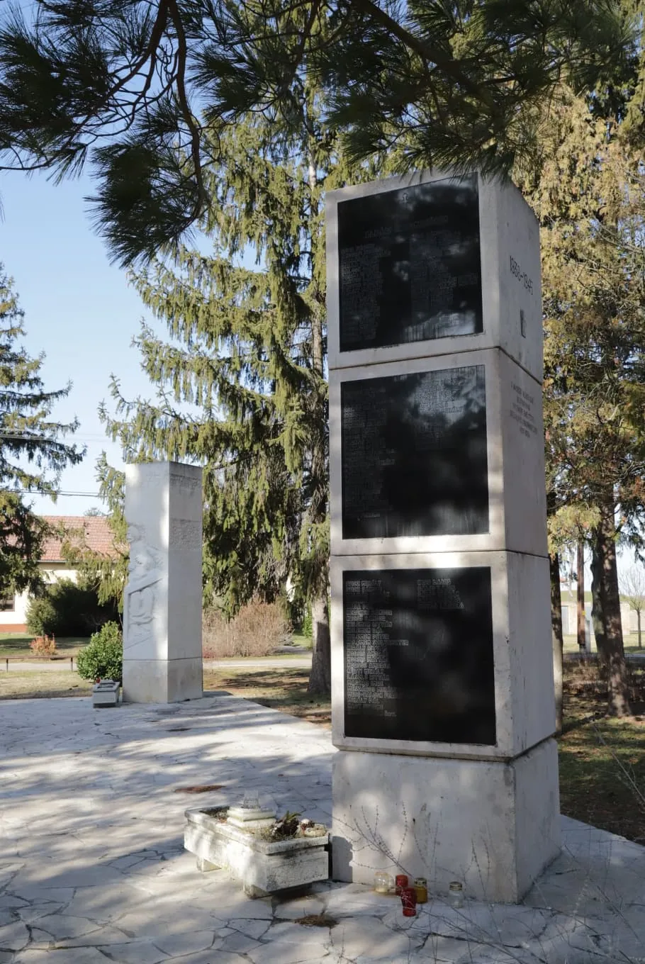 Photo showing: Alpár község 1000 éves (1975) emlékmű és a II. Világháborús áldozatok emlékműve