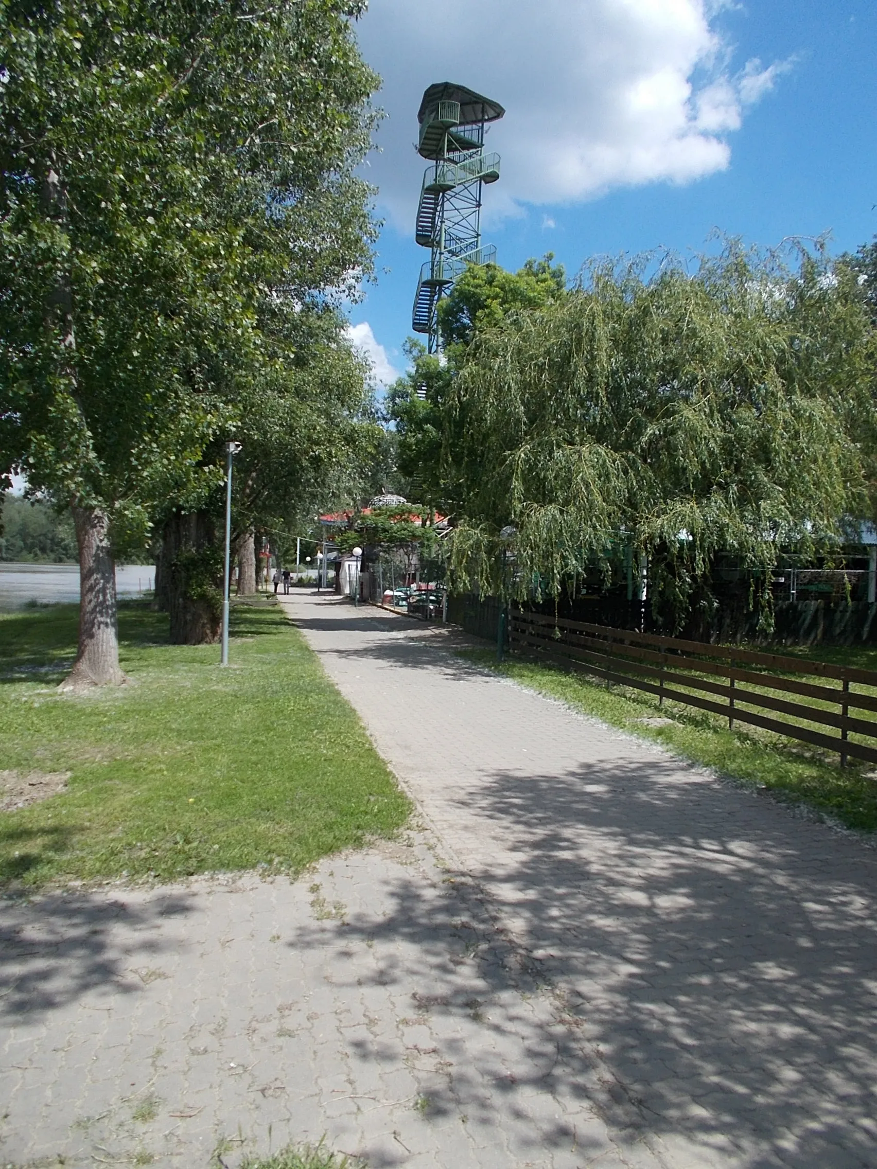 Photo showing: Rév observation tower (Architects: Jr. Gyula Pászti-Tóth and Zoltán Versegi, 187 steps, weight 19tons). Named after István Rév- Promenade, Körös-torok holiday area neighborhood, Csongrád, Csongrád-Csanád County, Hungary.