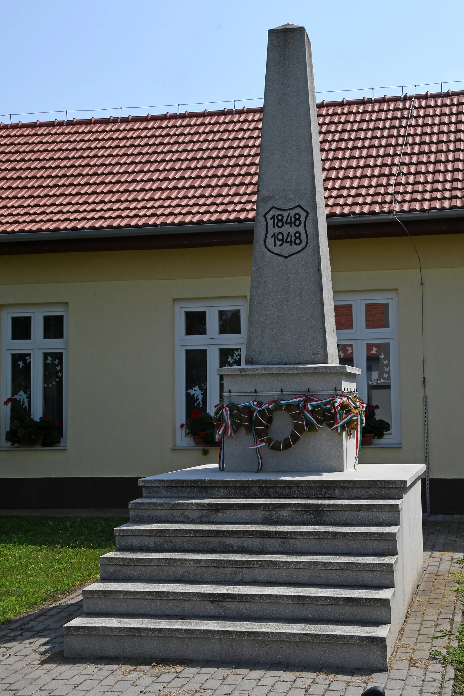 Photo showing: Memorial of the 1848-1849 independence war in front of the house of culture in Tömörkény, Hungary