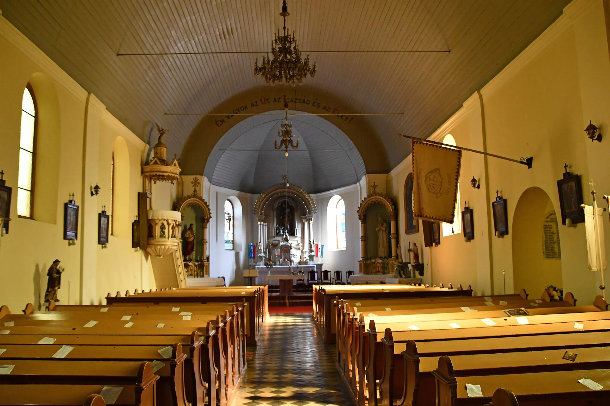 Photo showing: Interior of the Roman Catholic church in Tömörkény, Hungary