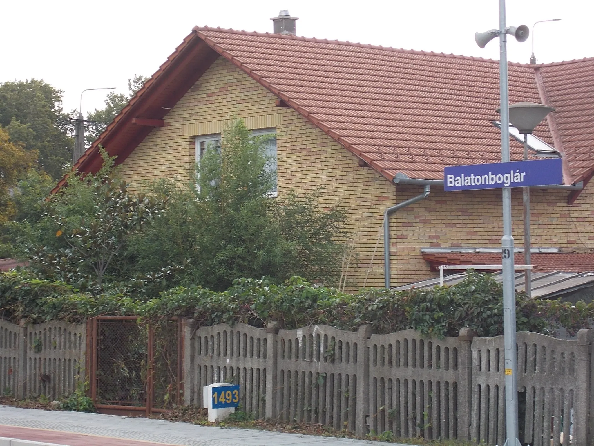 Photo showing: : Railway station, 1493 sign name sign and shop (backside) - Balatonboglár, Somogy County, Hungary.