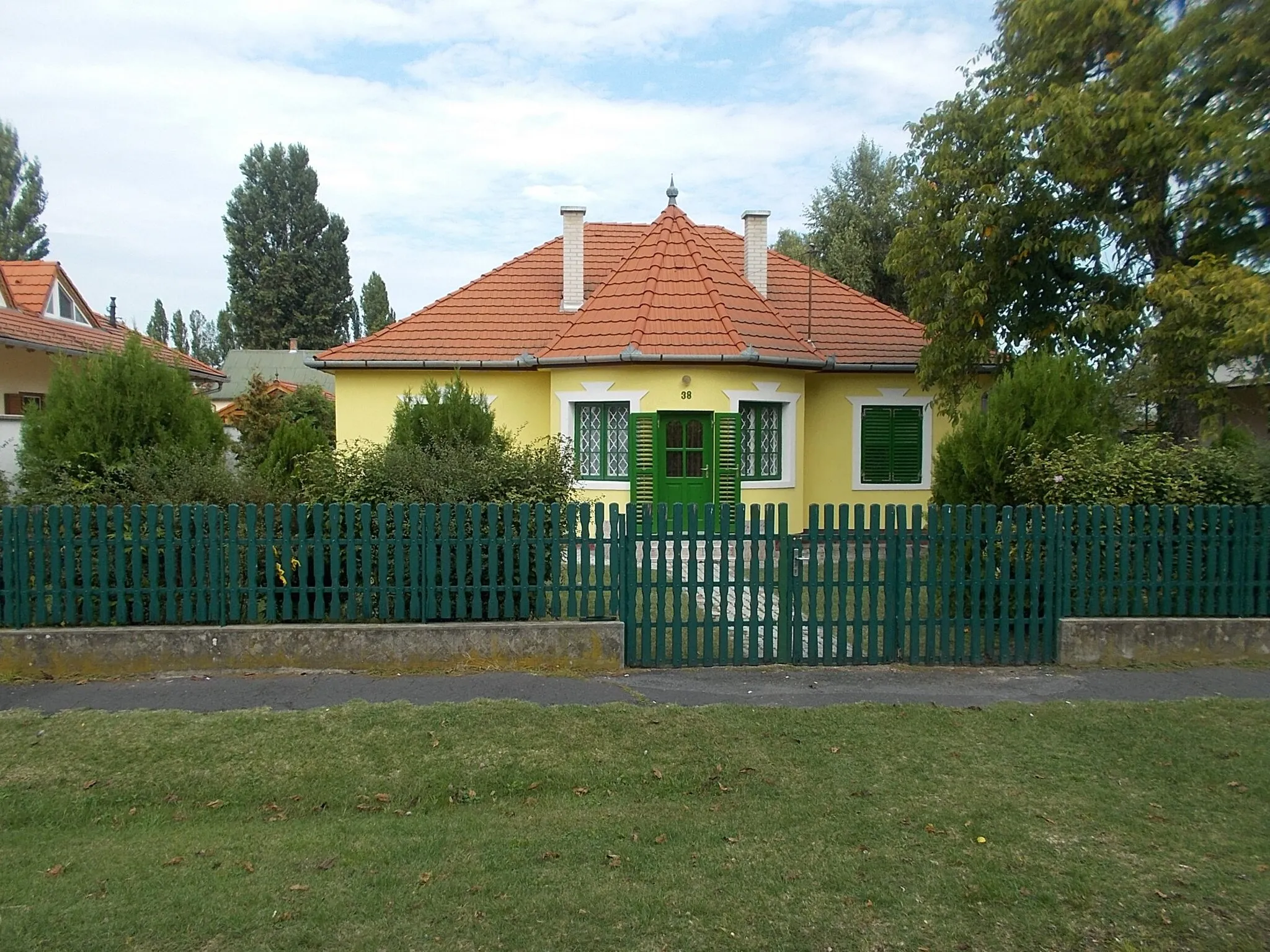 Photo showing: : Pretty - 38 Hunyadi street, Balatonboglár, Somogy County, Hungary.