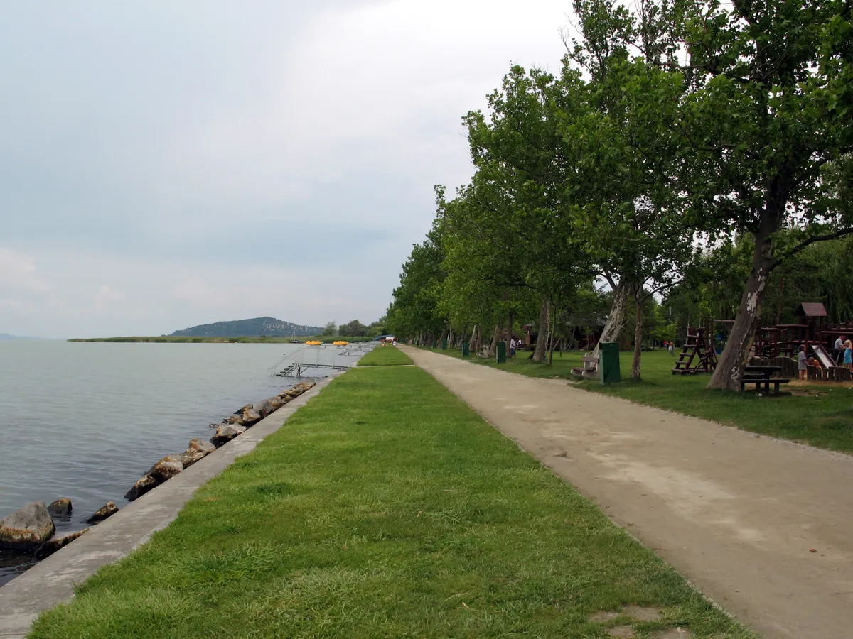 Photo showing: Balaton. Balatonfenyves. Foto by Victor Belousov.