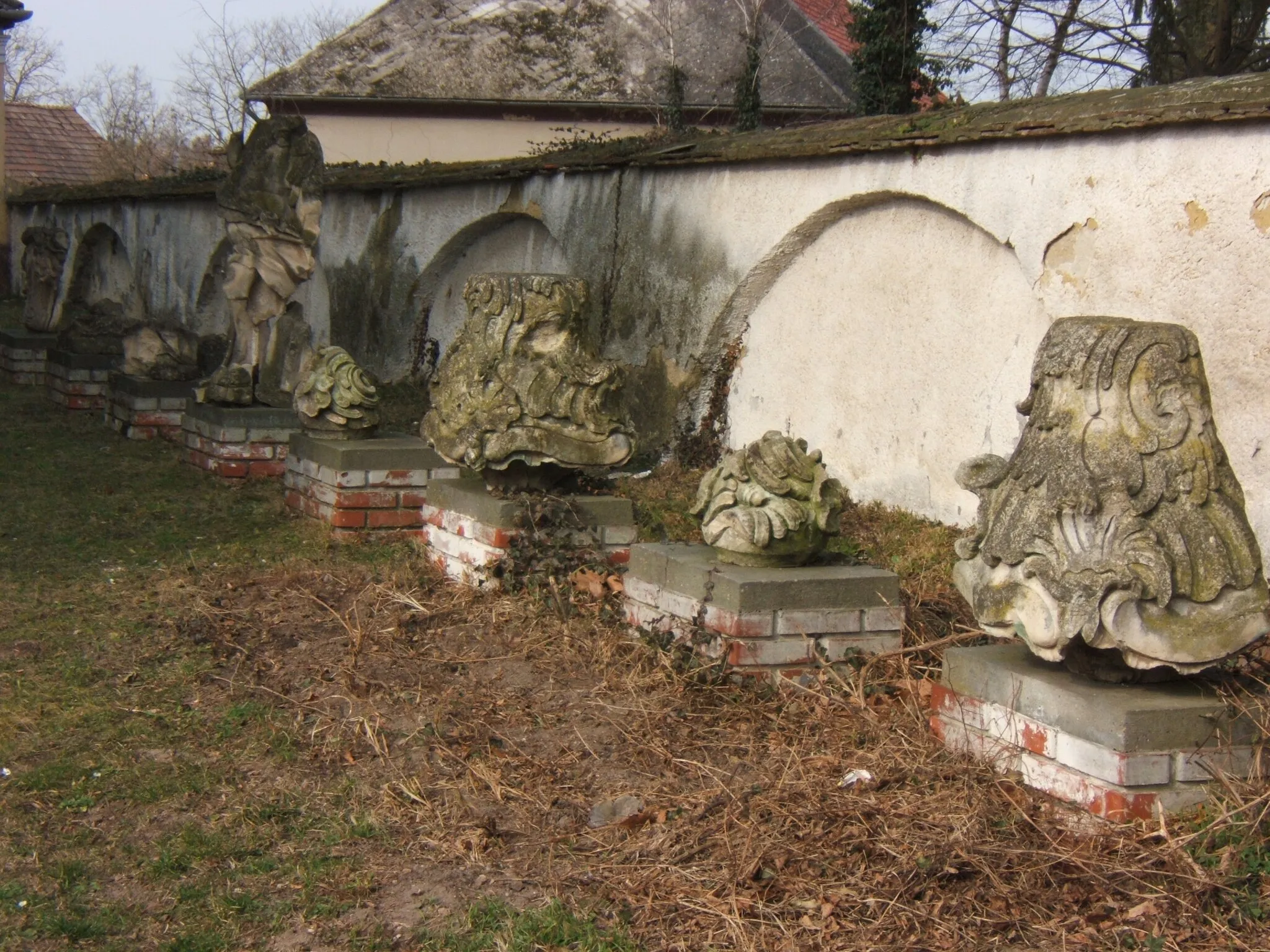 Photo showing: Berzence, kőfaragványok
