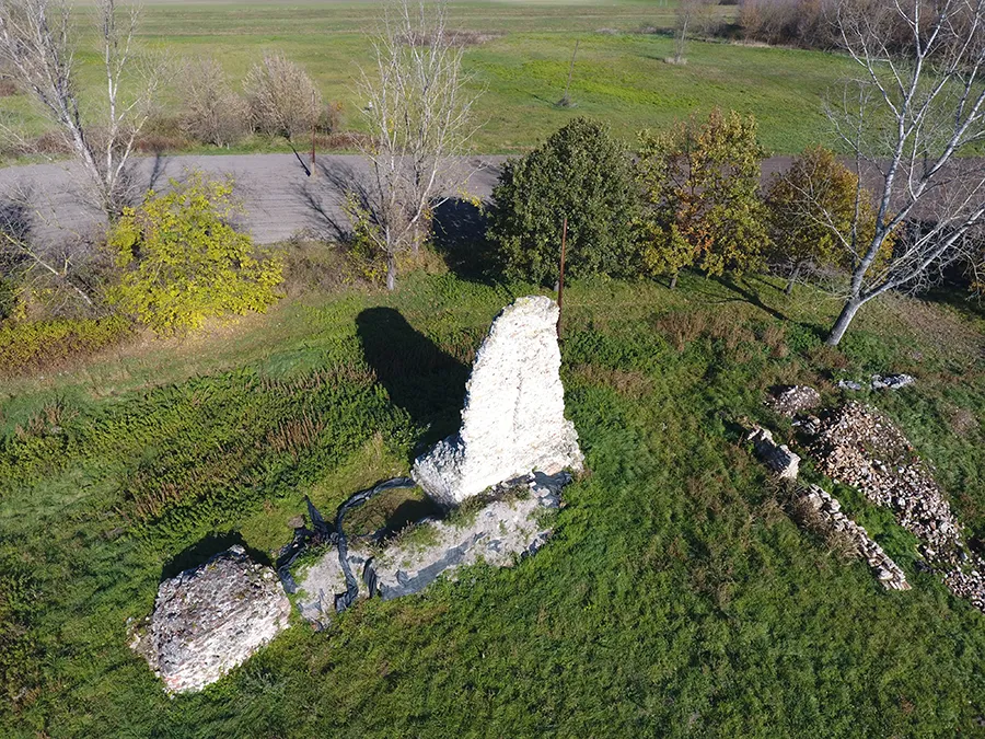 Photo showing: Dombóvár - Dombó Pál vára - Gyólyavár légi felvételen