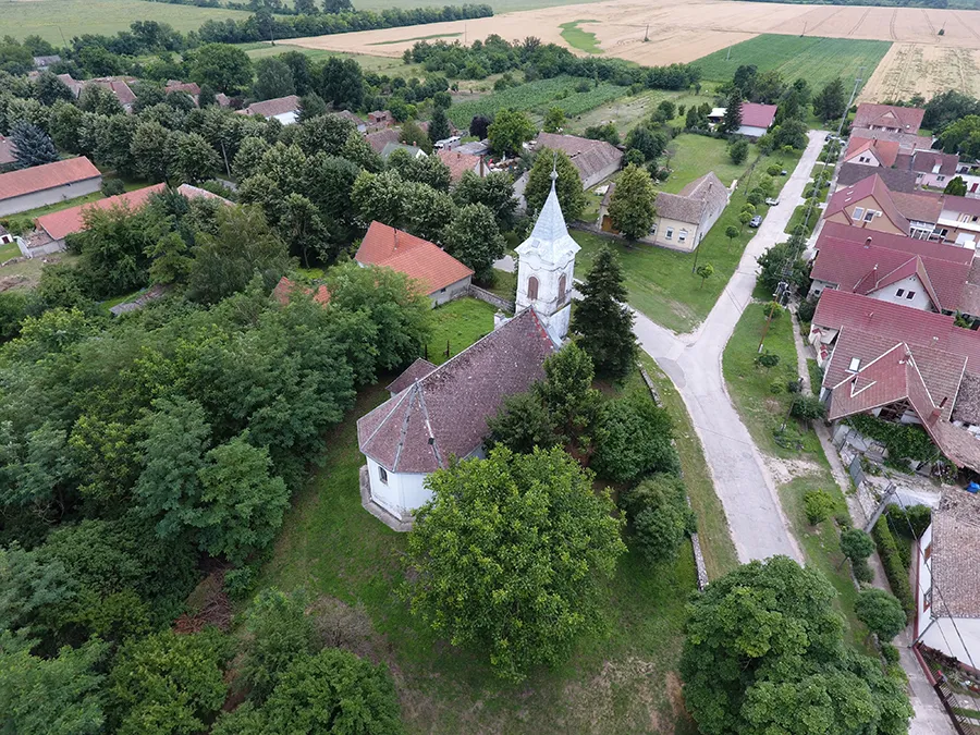 Photo showing: Harkány - Terehegy, várdomb és templom légi felvételen