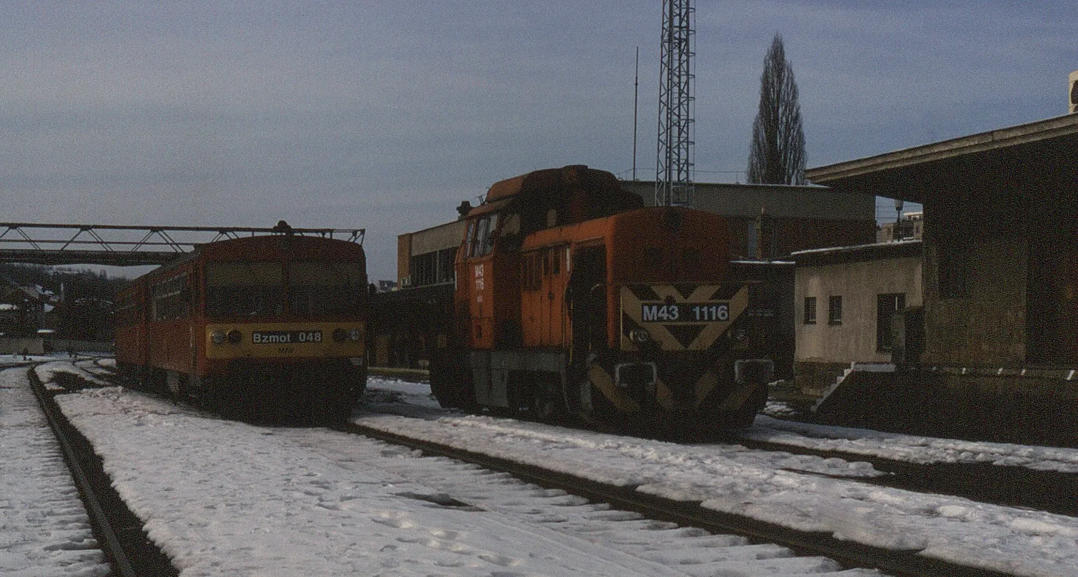 Photo showing: Branch line terminus of Komló on 4 September 1998. To the left is Bzmot 048 having arrived on train 38634,  12:34 Sásd  to Komló. To the right is M43 1116.