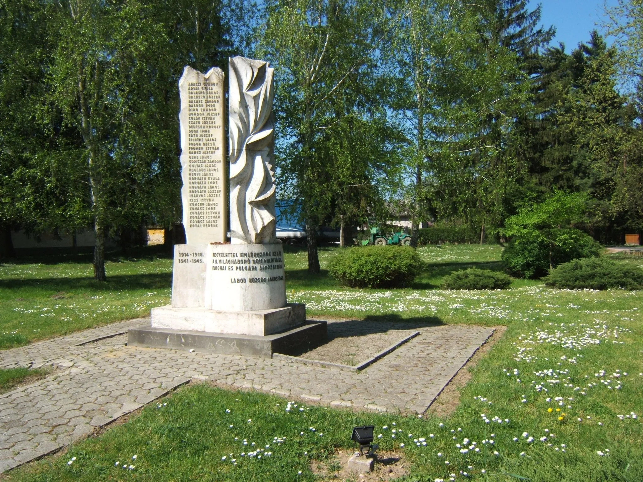 Photo showing: Lábod, I. és II. világháborús emlékmű
