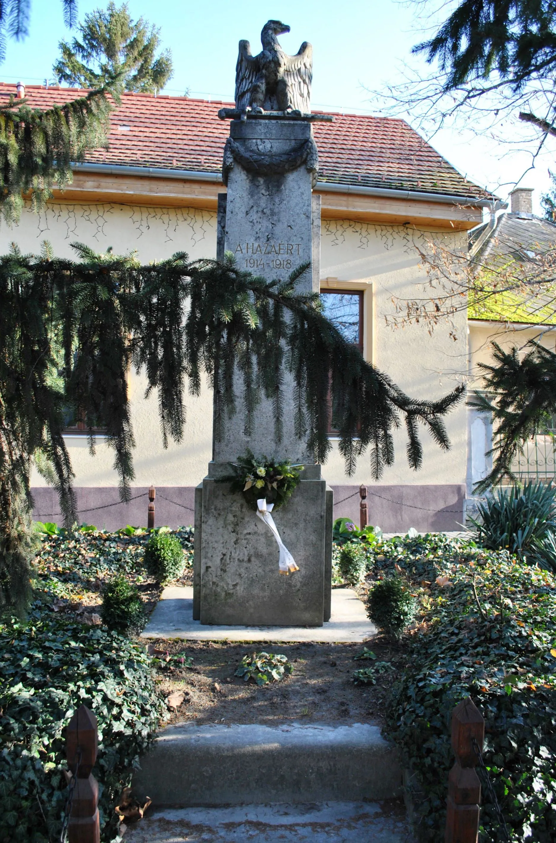 Photo showing: I. World War memorial in Madocsa