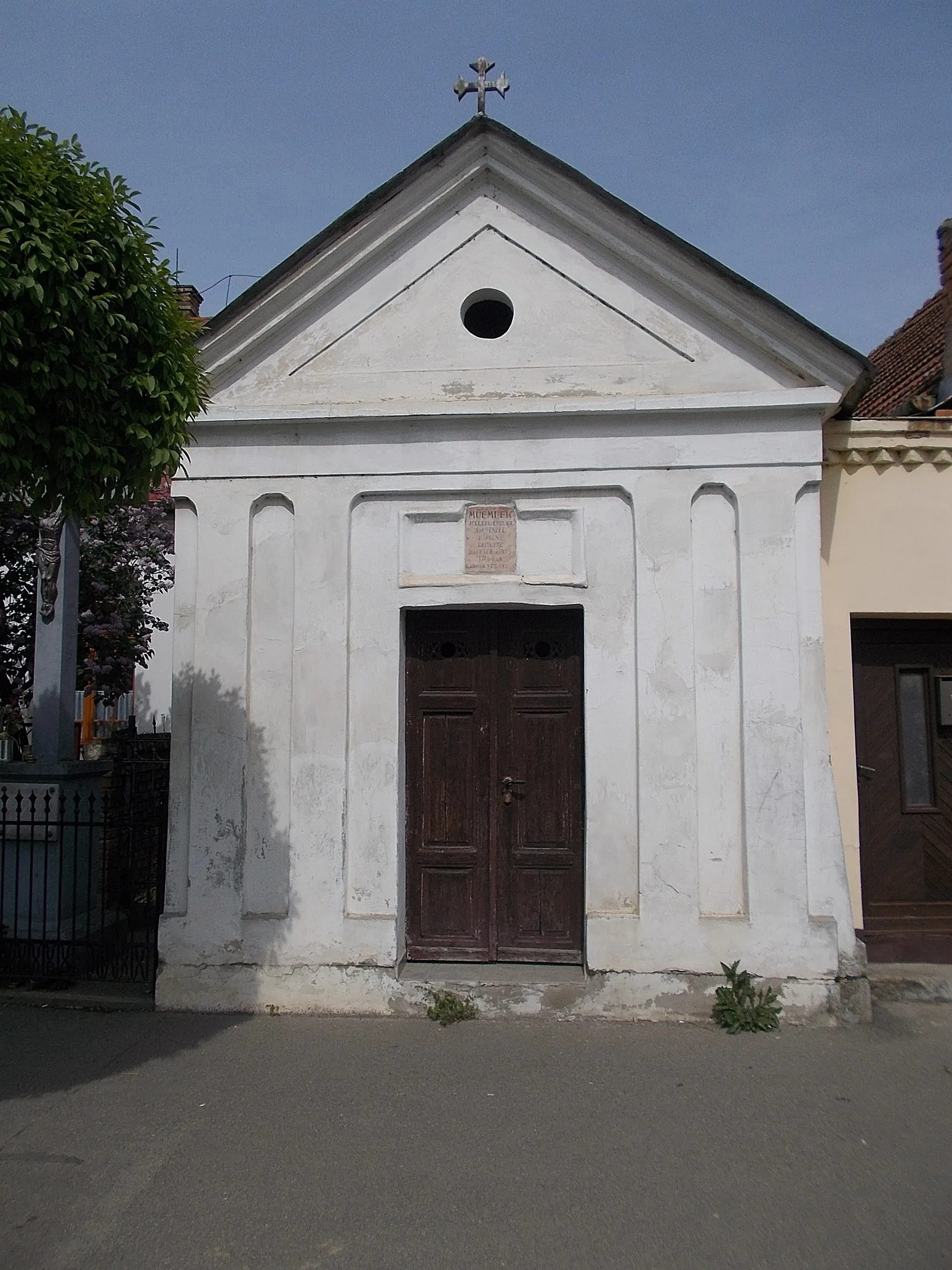 Photo showing: : Saint Wendelin chapel was built in the early 19th century,-in its place of a 18th cent. chapel,-, renovated in 1869. Inside a small 19th century Saint Wendelin altar painting can be see. ‎ - At #83  Dózsa György út (Route 6231), Paks, Tolna County, Hungary.