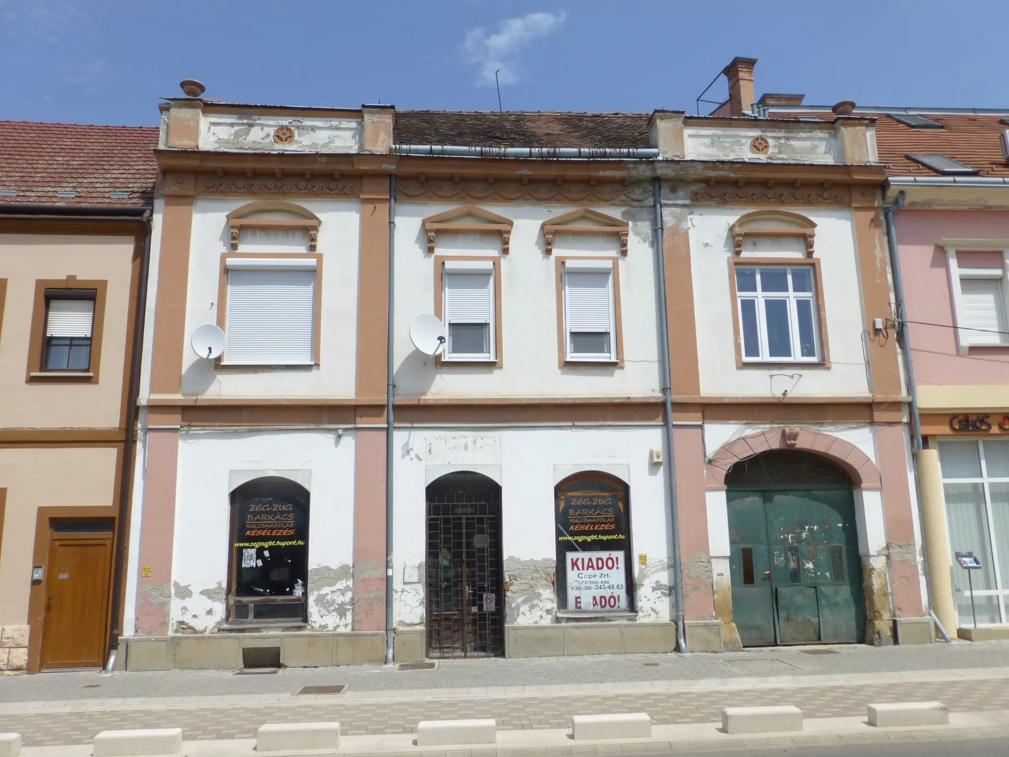 Photo showing: House in Siklós with large door, Felszabadulas utca