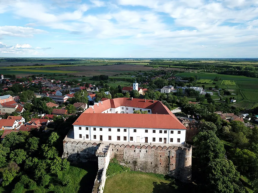 Photo showing: A vár légi felvételen (Siklós)