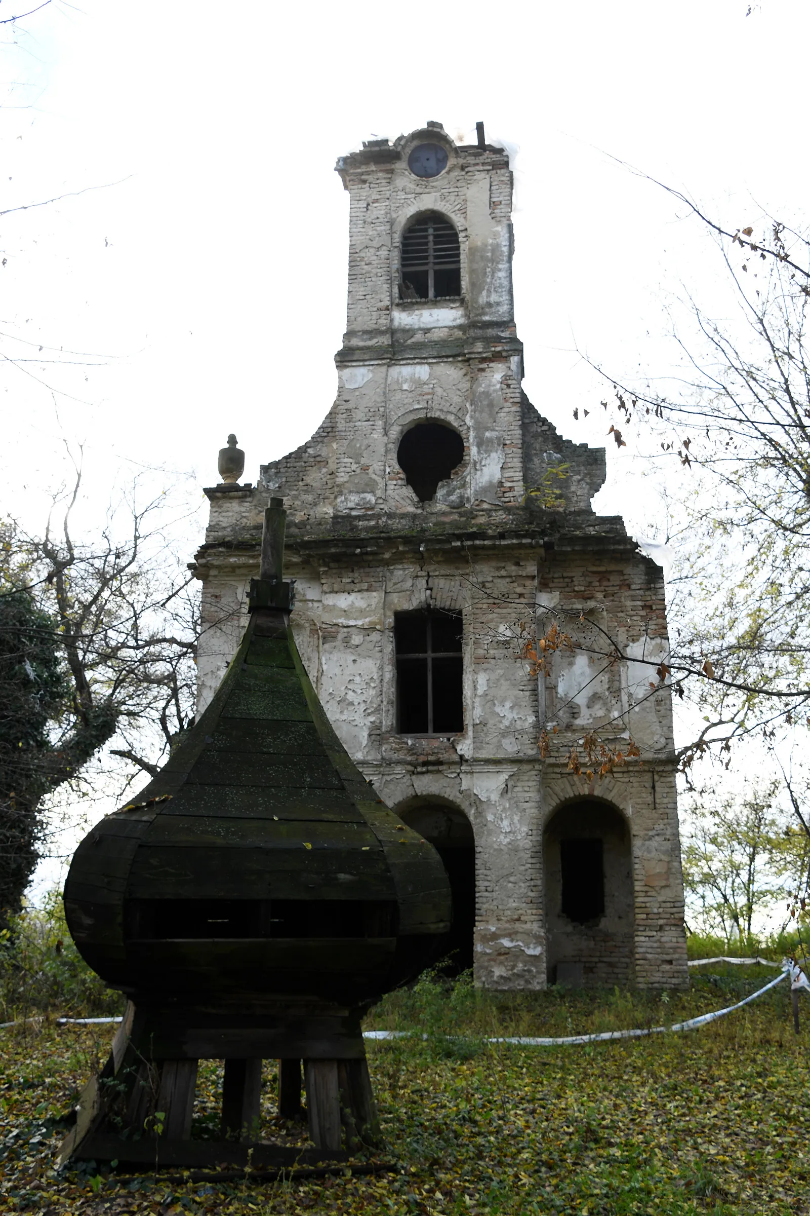 Photo showing: Abandoned Roman Catholic church in Szedres, Hungary