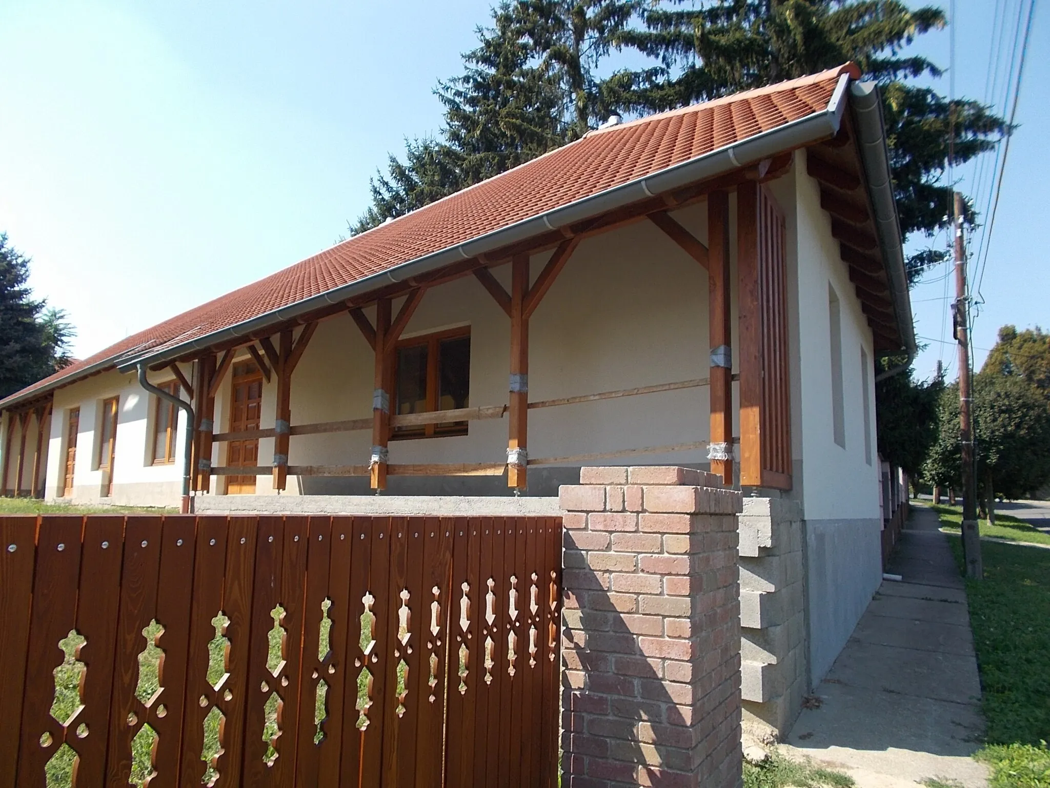 Photo showing: Dwelling building.  (former?) Monument ID:-3526. Remodelled.  -  8., Czuczor Gergely Street, Tamási, Tolna County, Hungary