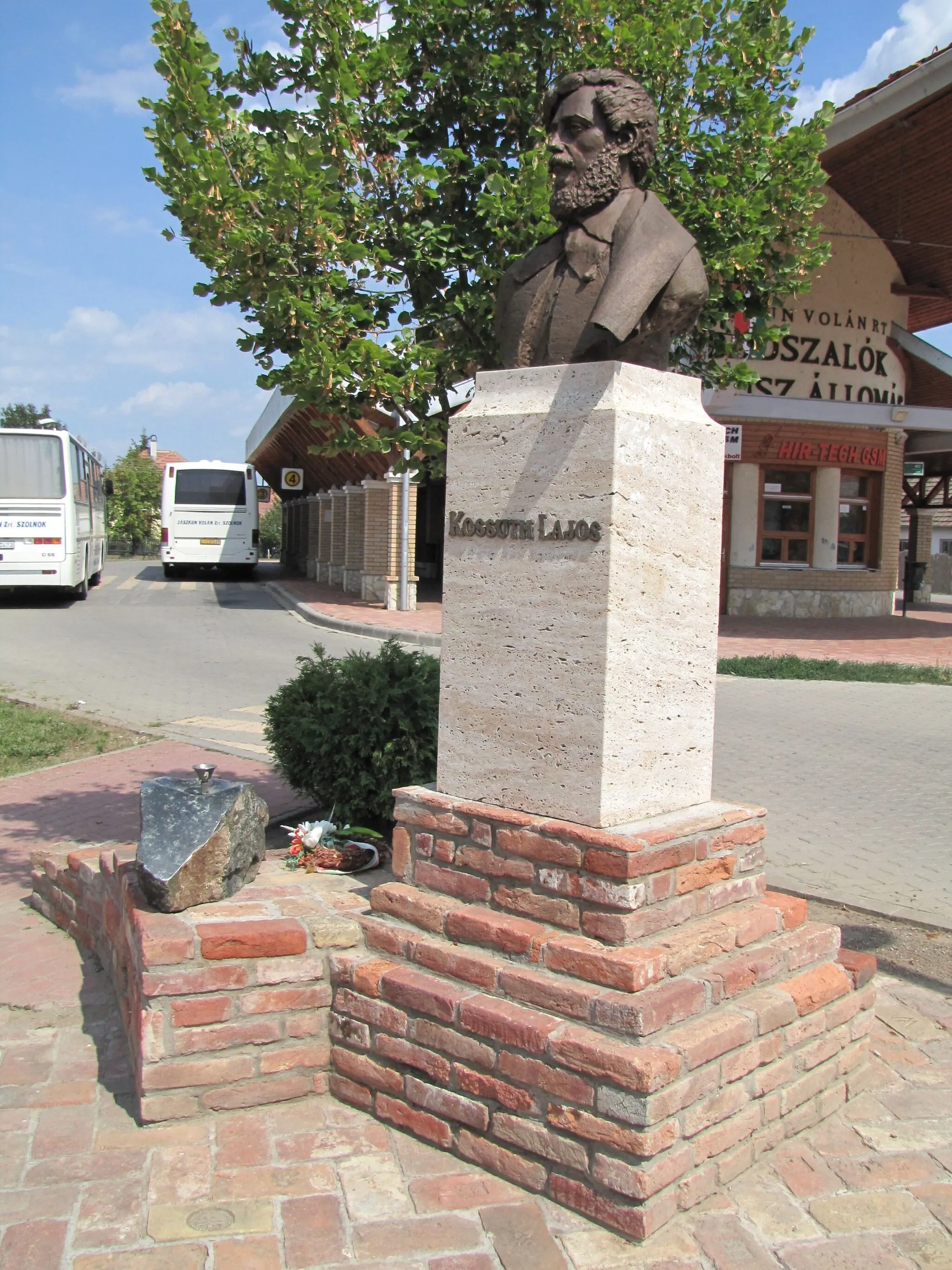 Photo showing: Statue of Lajos Kossuth, Abádszalók, Hungary