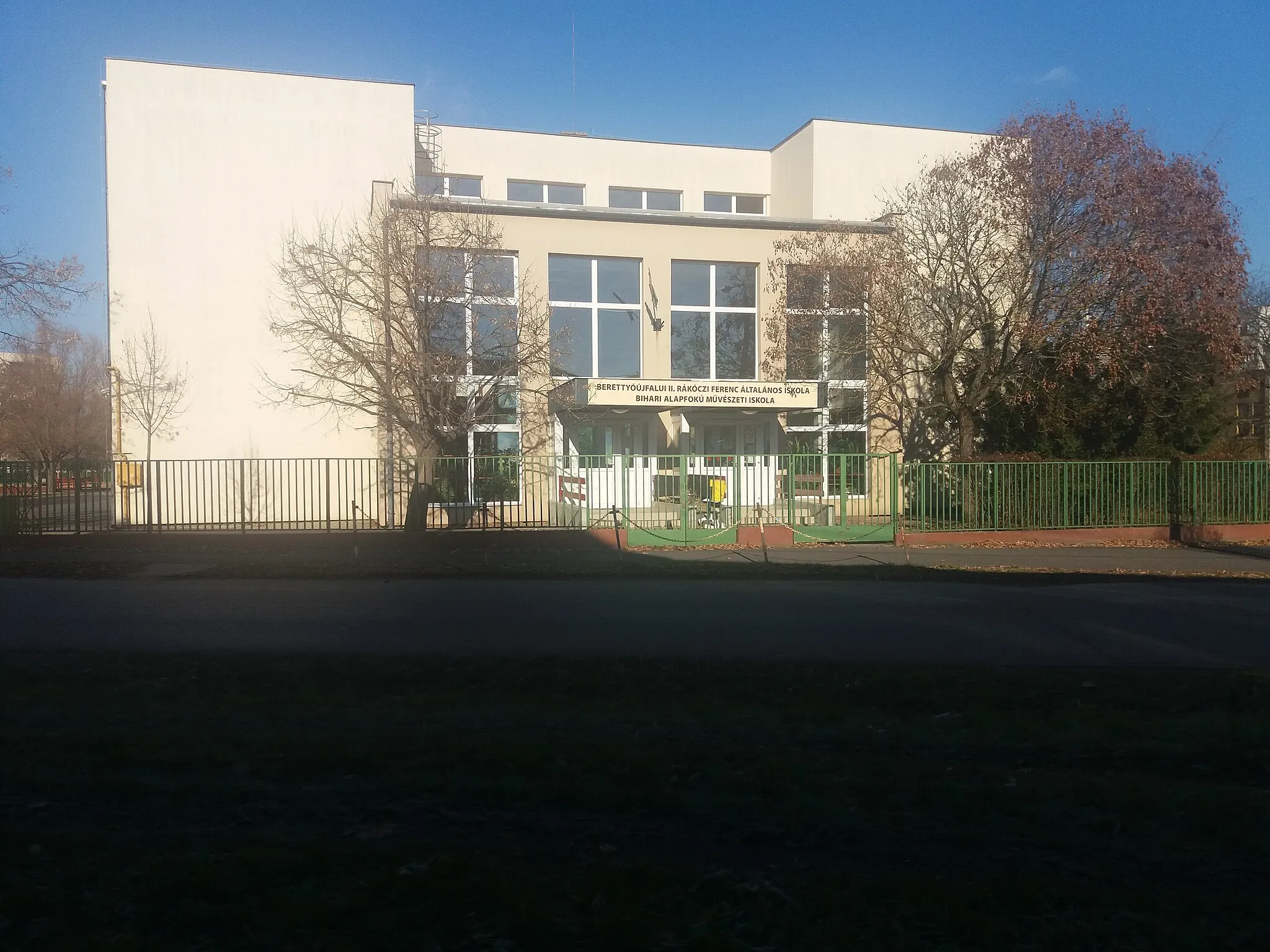 Photo showing: II. Rákóczi Ferenc Elementary School in Berettyóújfalu, Hungary.