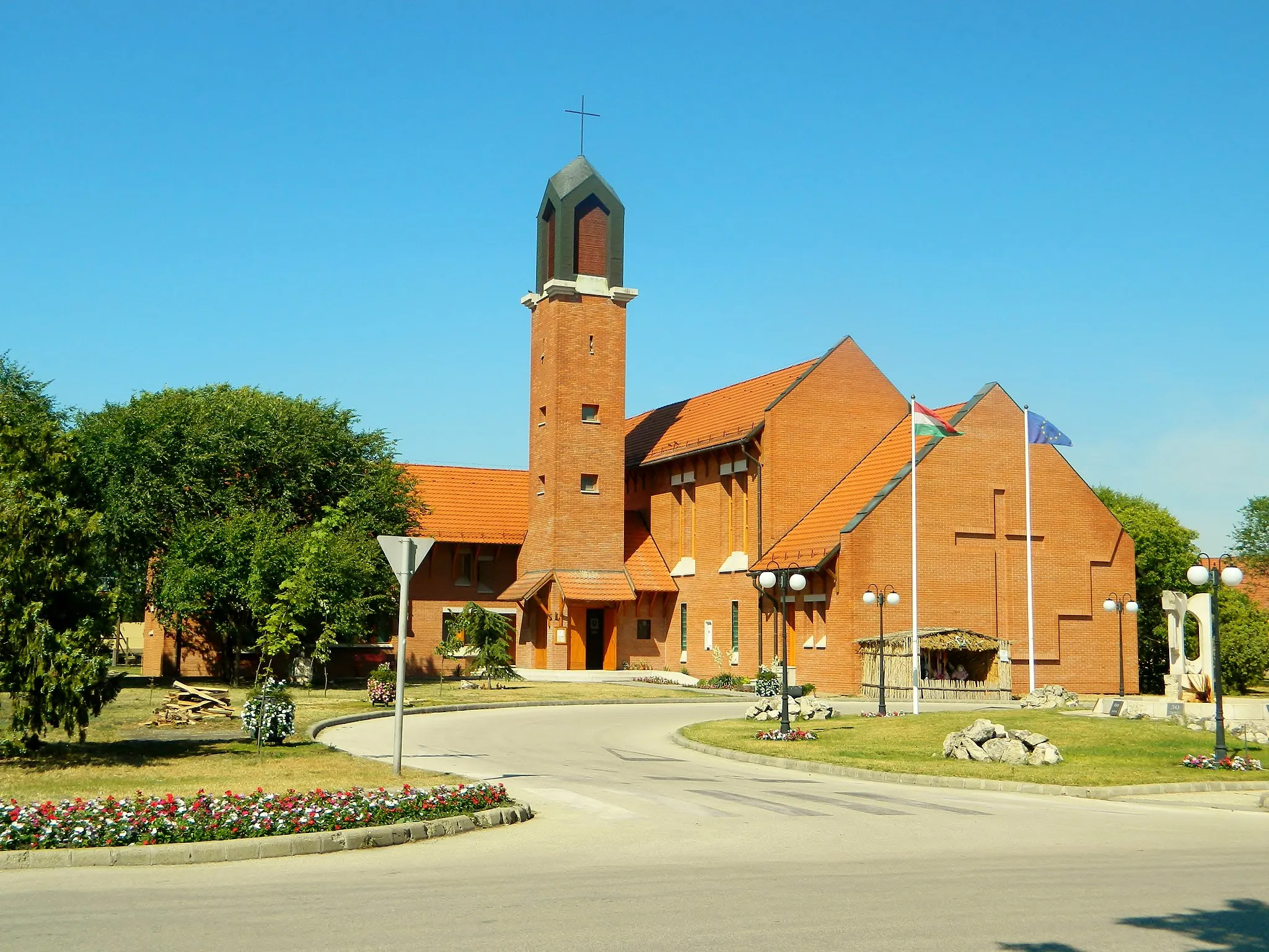 Photo showing: Catholic church in Cserkeszőlő. Built 2005.