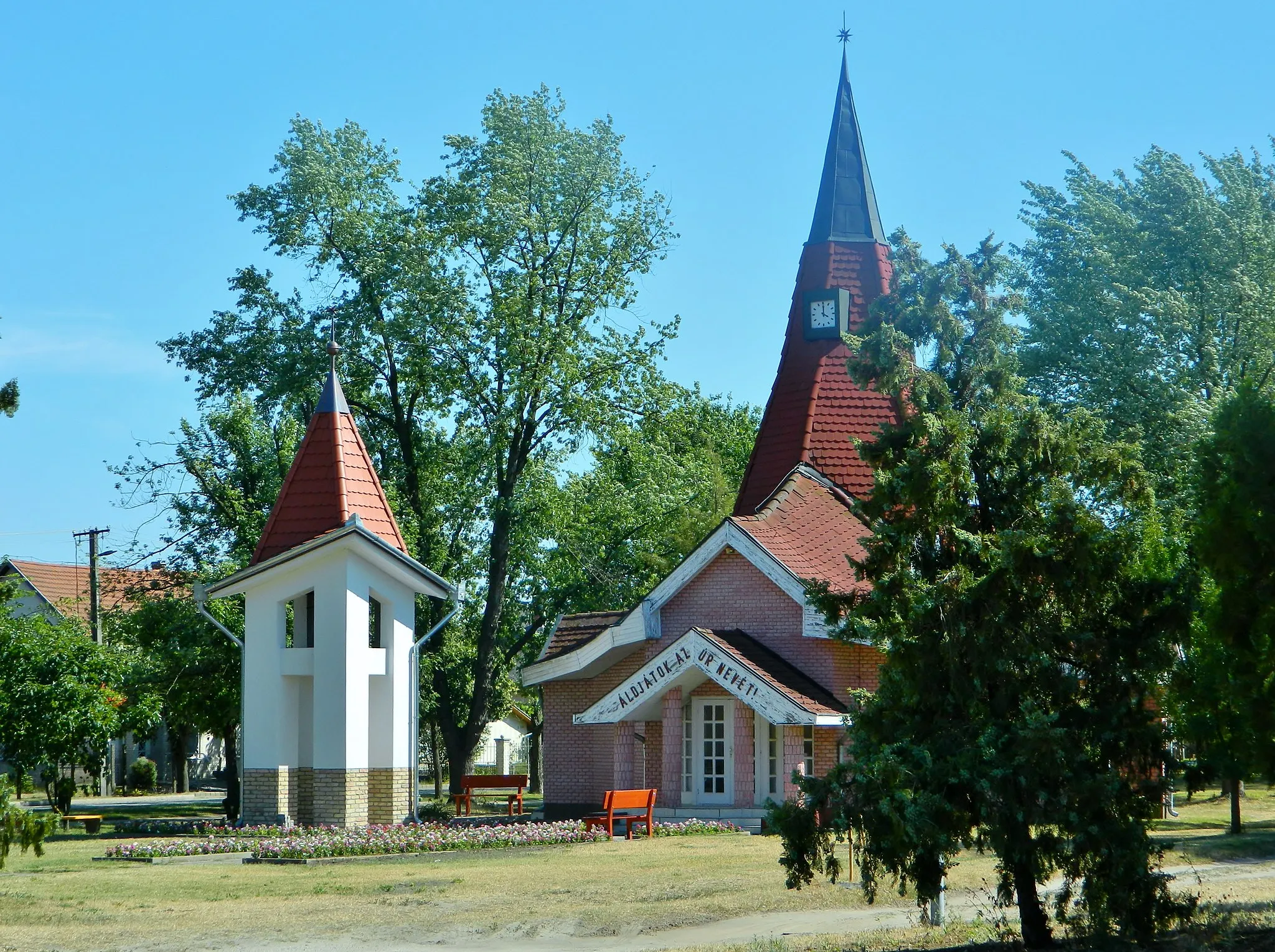 Photo showing: Calvinist church in Cserkeszőlő built in 1997