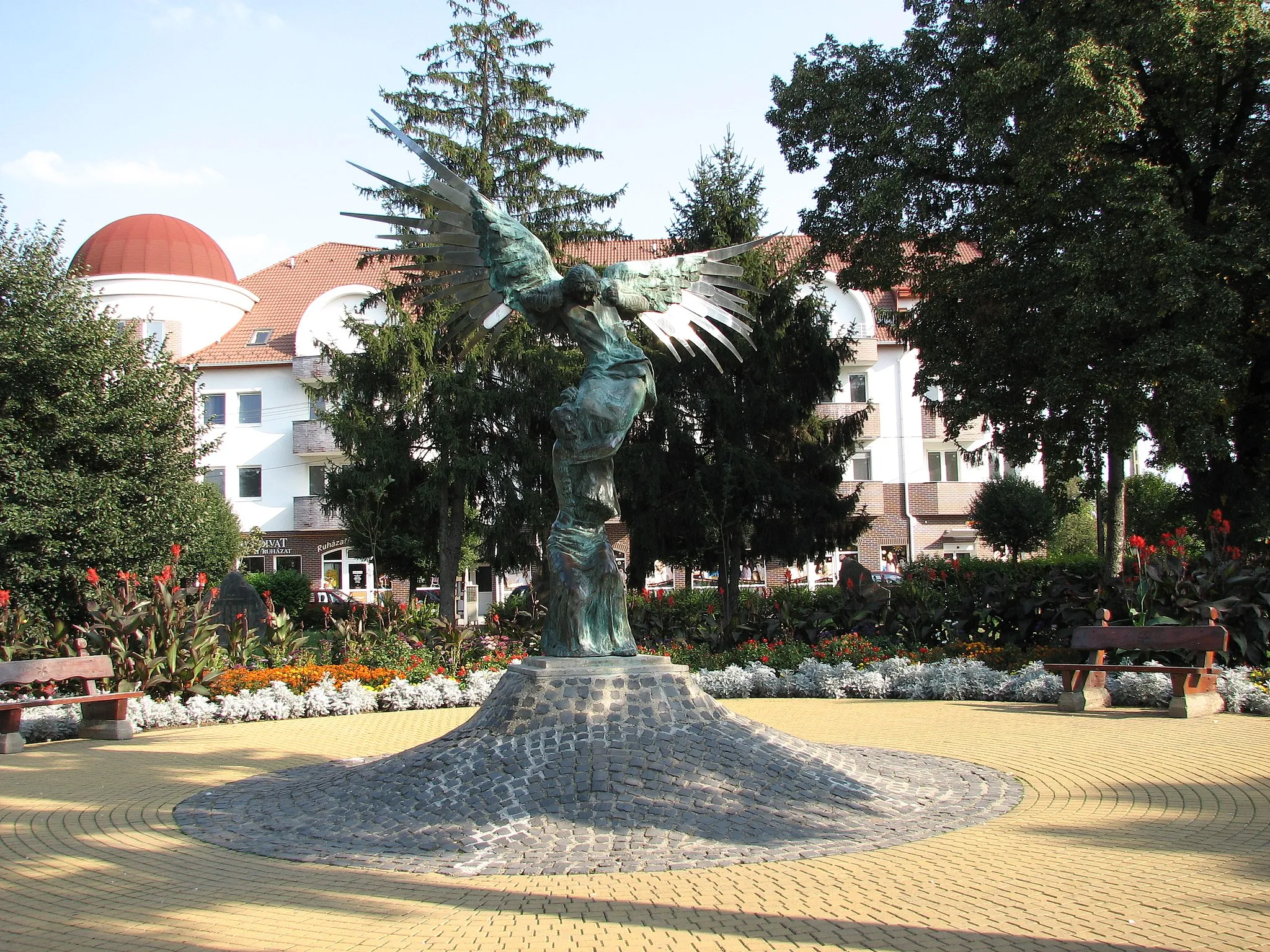 Photo showing: The main square (Vasvári Pál tér) of Hajdúdorog, Hungary. In the middle of the square the statue shows Jacob's wrestling with the Angel. The statue was erected in 1992 on the place of the Soviet soldiers' monument.