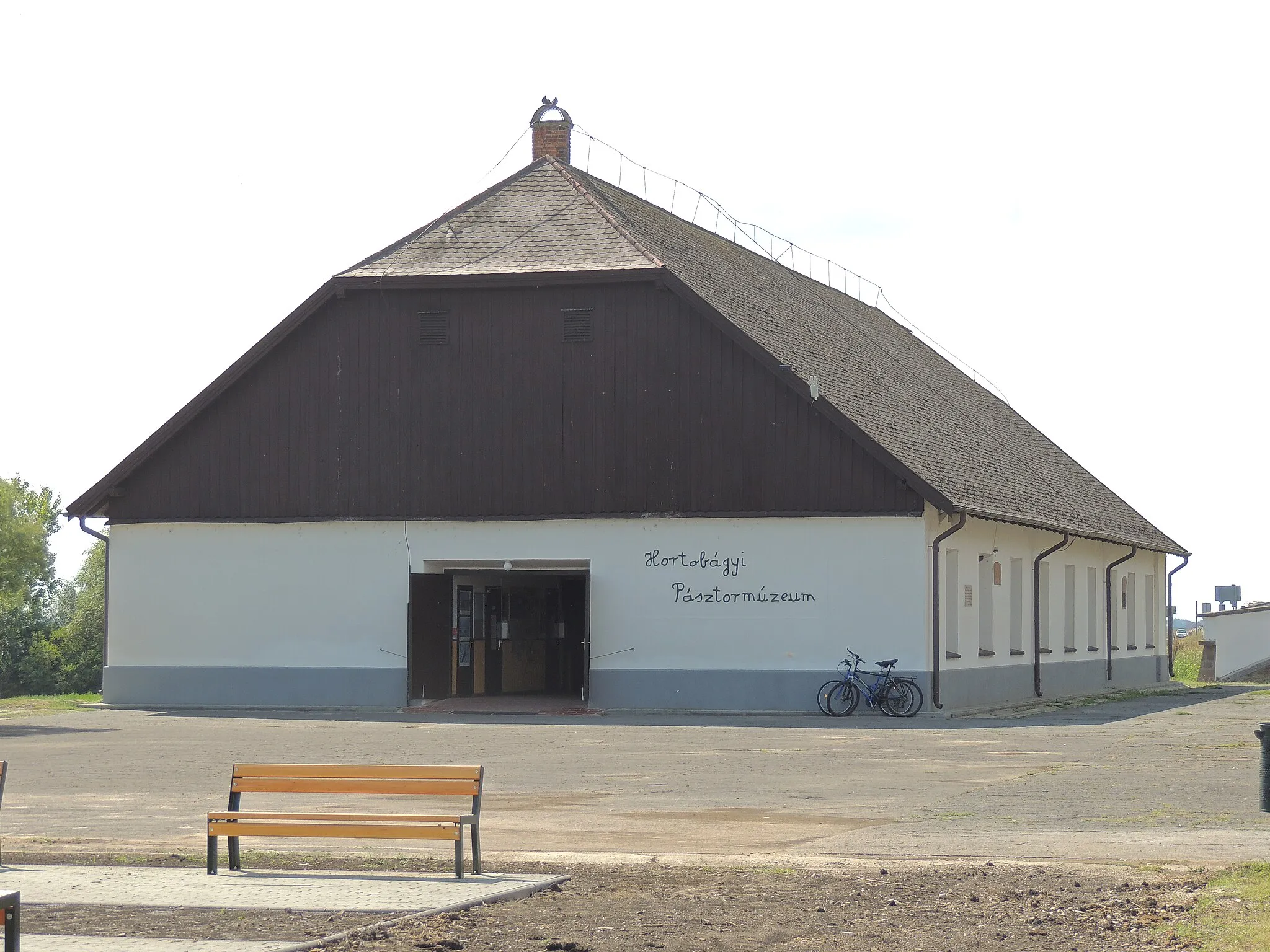 Photo showing: Az egykori szekérállás épülete Hortobágyon, amelyben jelenleg a Hortobágyi Pásztormúzeum működik.
