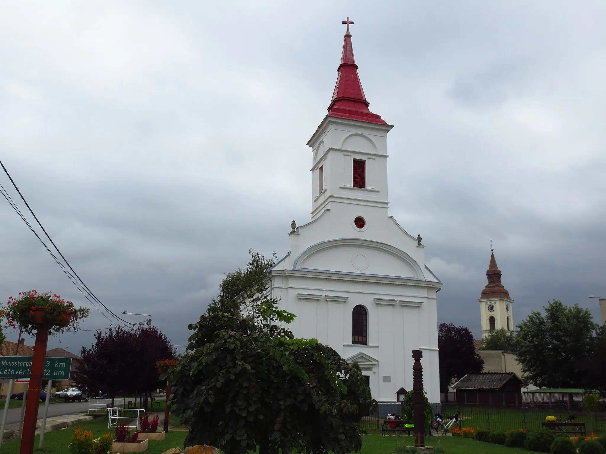 Photo showing: Church of Immaculate Conception in Hosszúpályi, Hajdú-Bihar County, Hungary. Reformed church in the background.