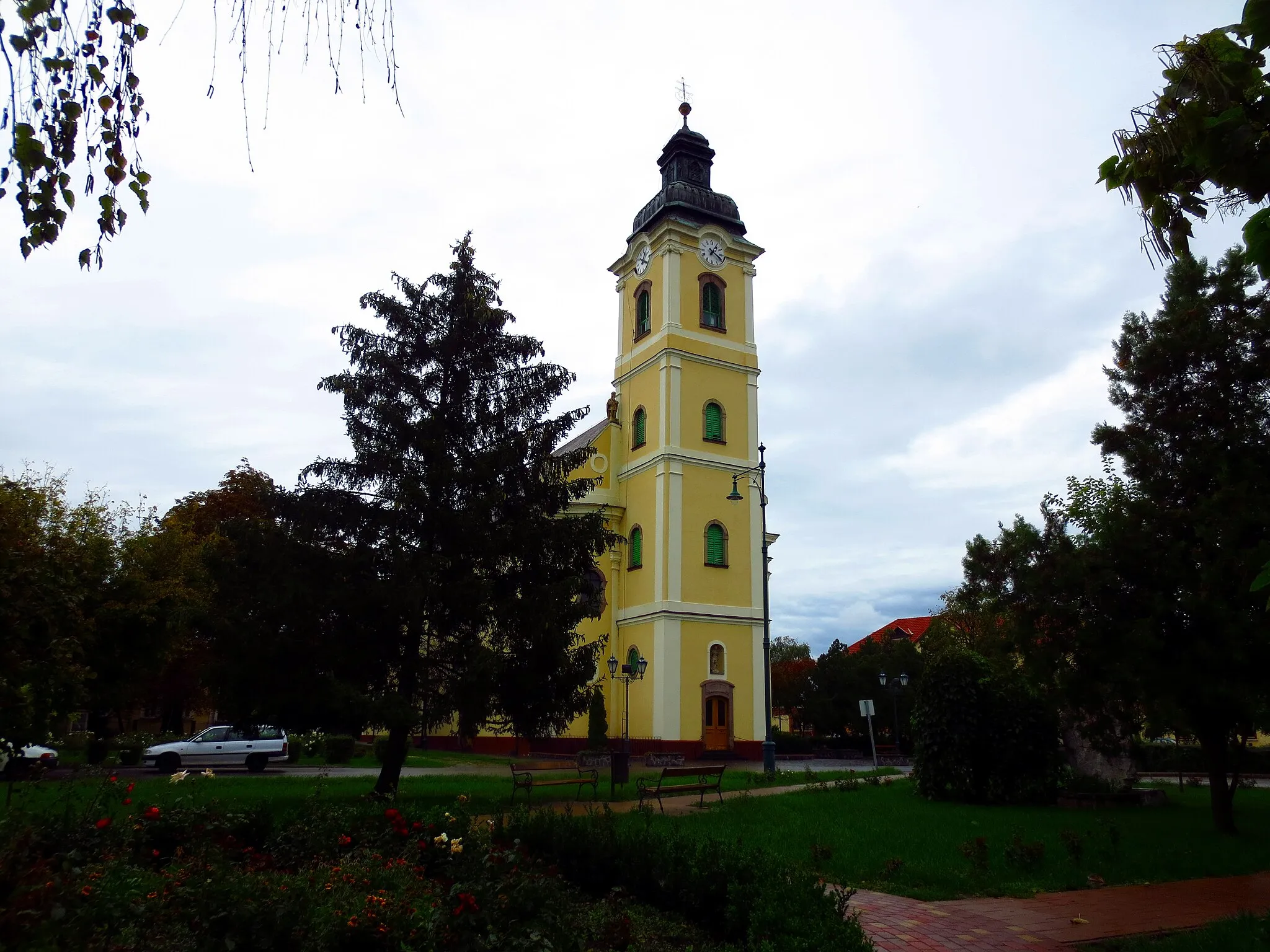 Photo showing: Holy Trinity Roman Catholic Church in Jászárokszállás, Jász-Nagykun-Szolnok County, Hungary.