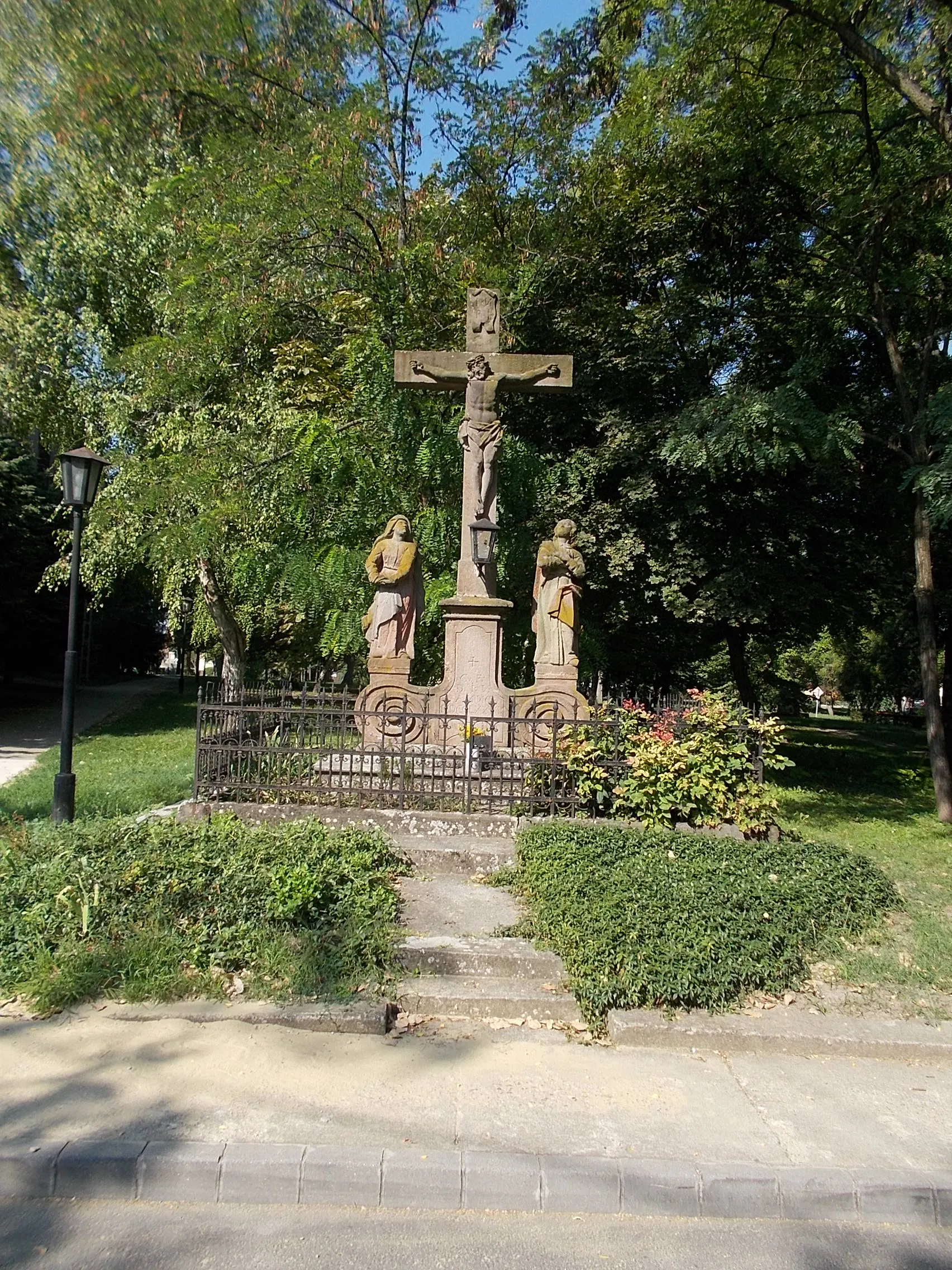 Photo showing: Calvary. Listed ID 5919. Cross with corpus. statues of St. John the Evangelist and Virgin Mary.  Listed twice bcoz Ferencesek Square area listed  ID -9464. (1776) work. Baroque, limestone. - Ferencesek Square, Jászberény, Jász-Nagykun-Szolnok County, Hungary

This is a photo of a monument in Hungary. Identifier: 5919

This is a photo of a monument in Hungary. Identifier: -9464