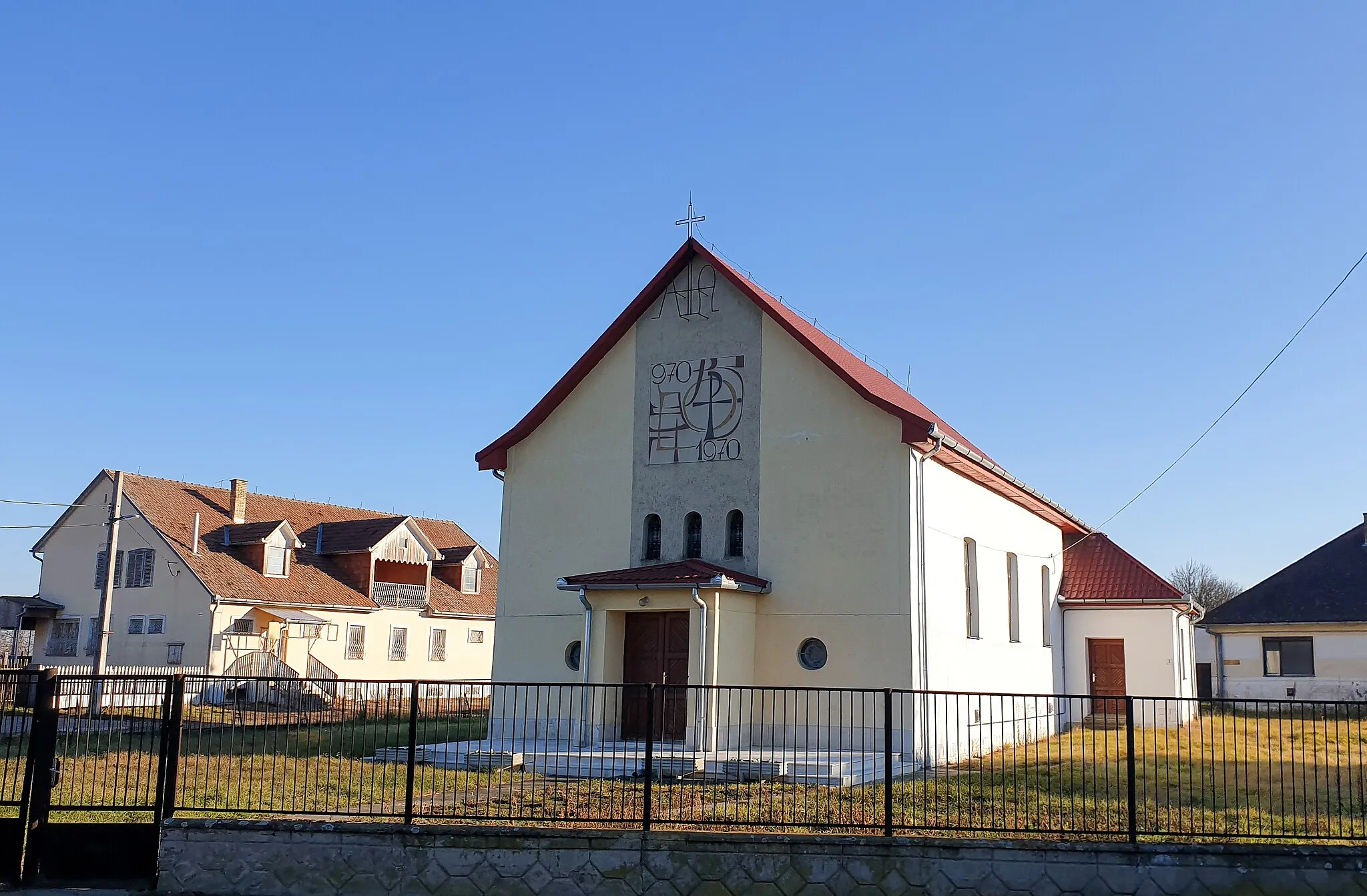 Photo showing: Katolikus templom Kántorjánosiban