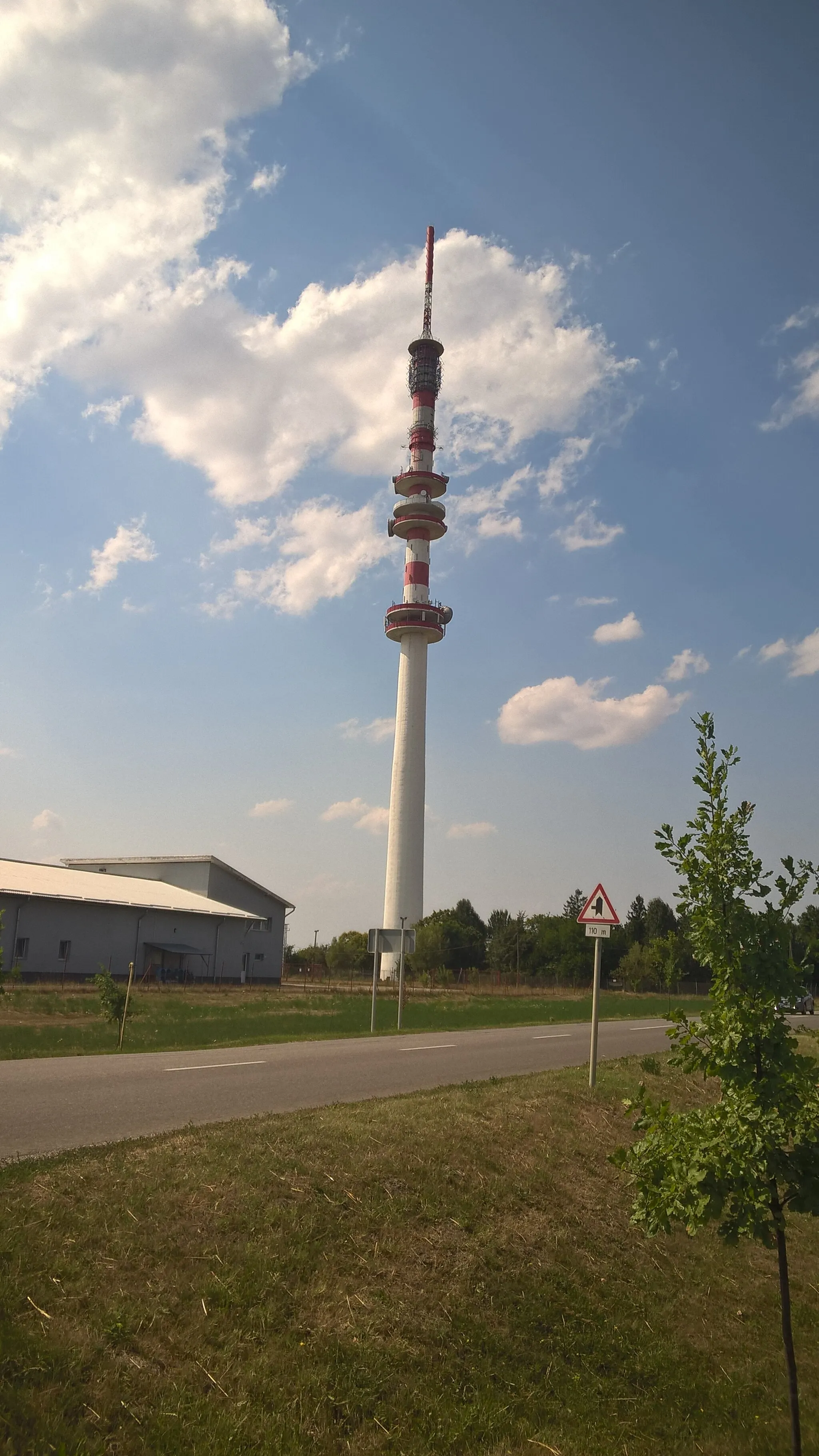 Photo showing: Komádi TV torony. TV-URH gerincadó állomás, 186 m magas, 1968-ban épült.