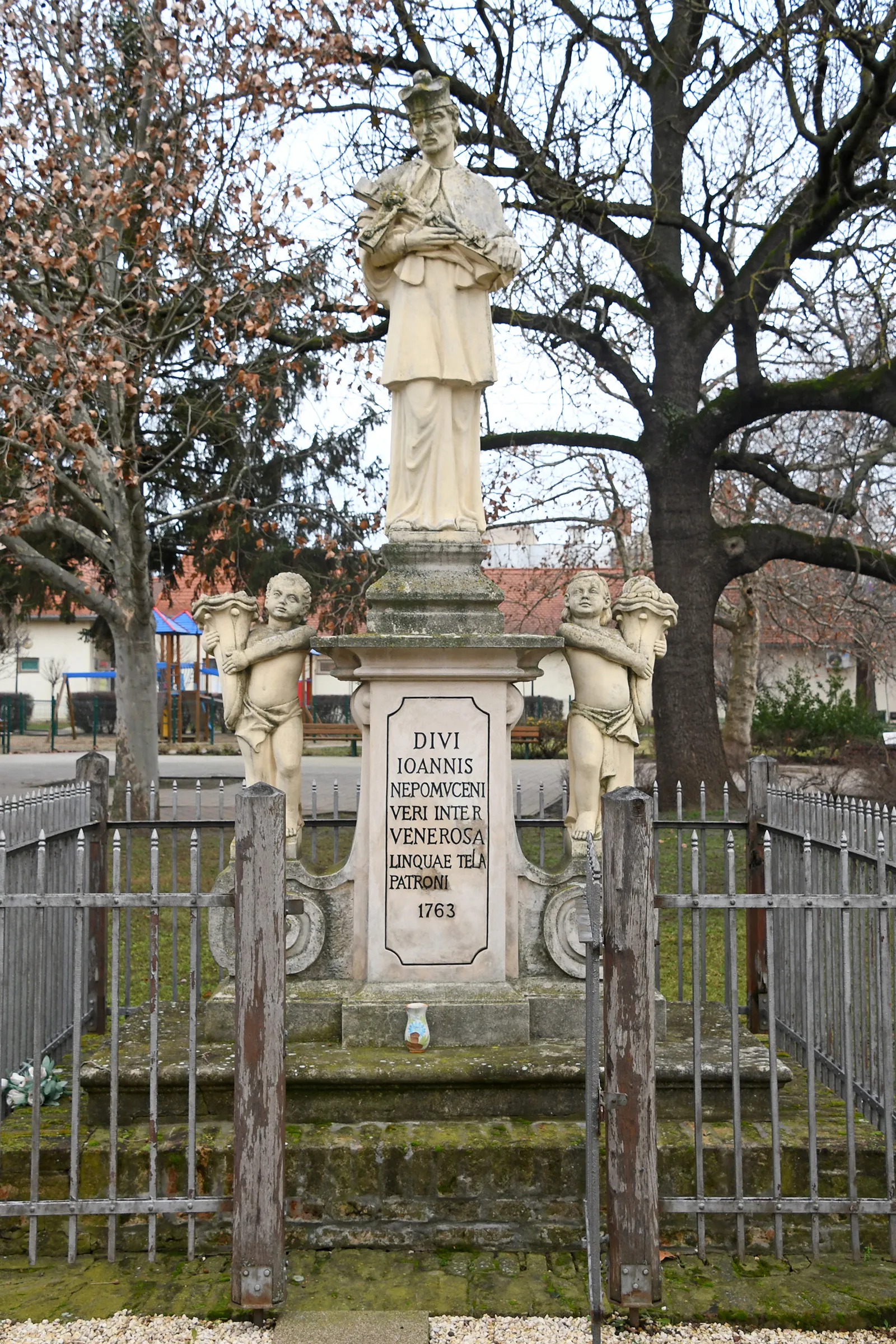 Photo showing: Statue of Saint John of Nepomuk in Kunszentmárton, Hungary