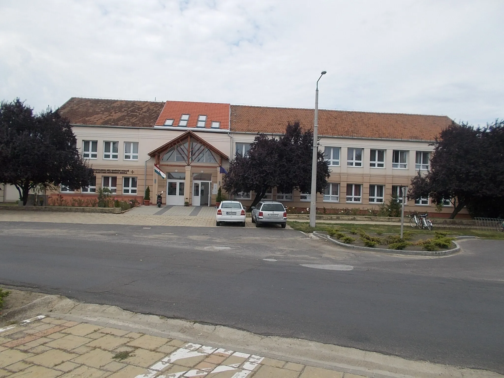 Photo showing: : Dudas Miklós Greek Catholic Bilingual School, Primary and Elementary Art School- 10 Kossuth square, Máriapócs, Szabolcs-Szatmár-Bereg County, Hungary.