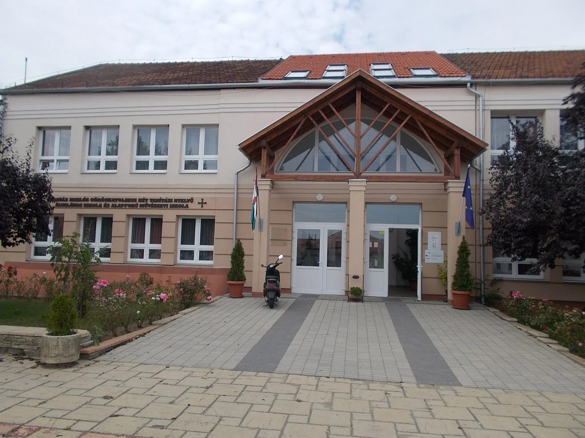 Photo showing: : Dudas Miklós Greek Catholic Bilingual School, Primary and Elementary Art School- 10 Kossuth square, Máriapócs, Szabolcs-Szatmár-Bereg County, Hungary.