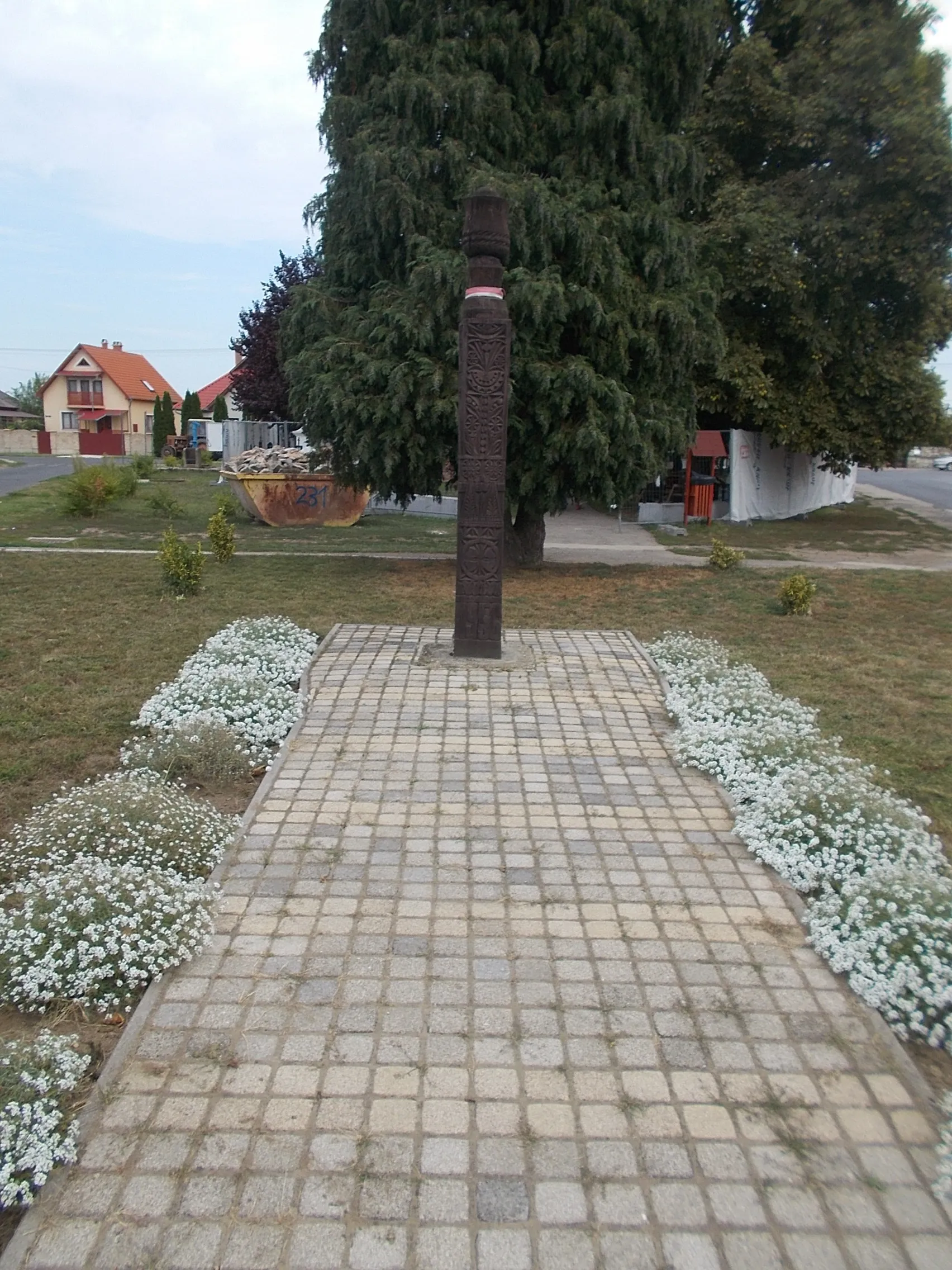 Photo showing: kopjafa memorial at RC church -  Kossuth square, Máriapócs, Szabolcs-Szatmár-Bereg County, Hungary.