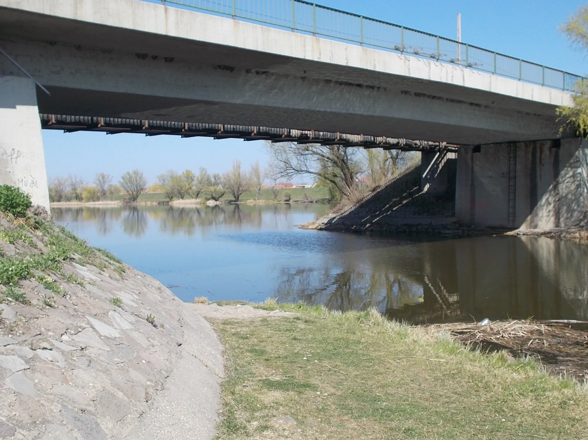 Photo showing: : Route 46 Bridge over the Hortobágy-Berettyó in Mezőtúr, Jász-Nagykun-Szolnok County, Hungary.