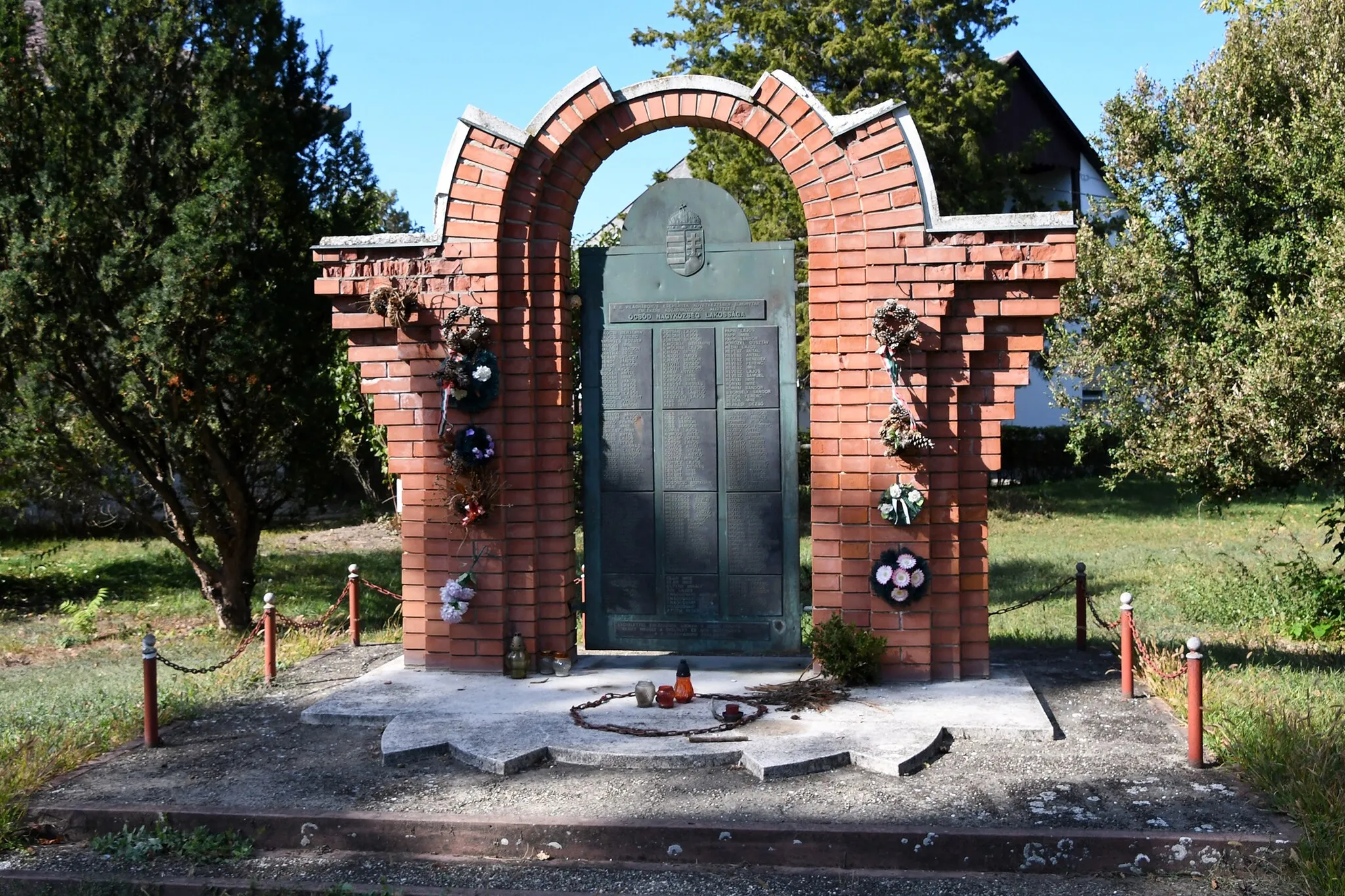 Photo showing: World War II memorial in Öcsöd, Hungary