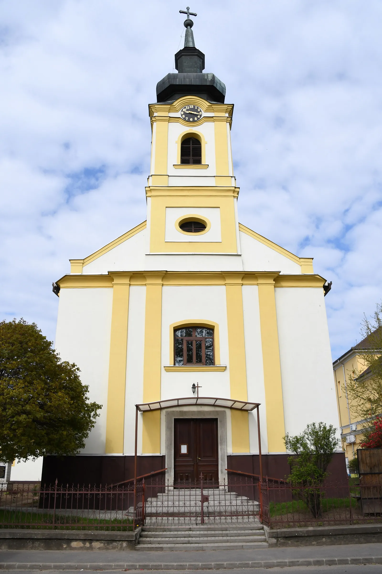 Photo showing: Roman Catholic church in Újfehértó, Hungary