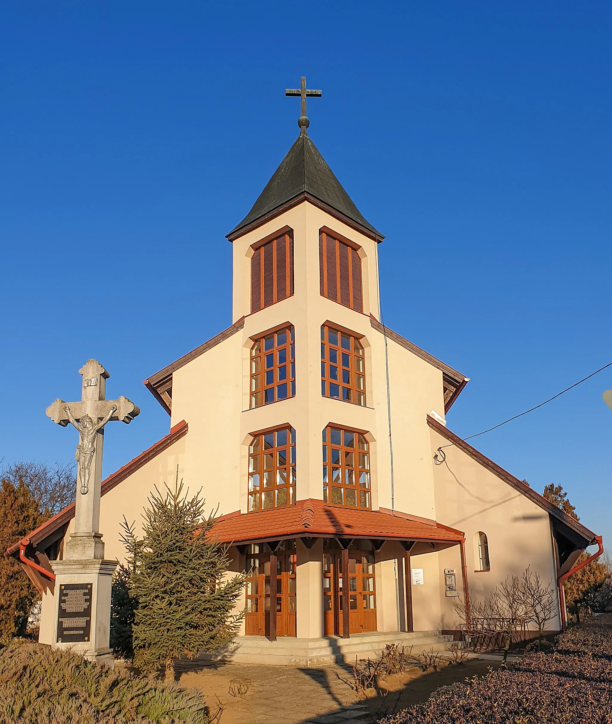 Photo showing: Catholic church built in the 1980s