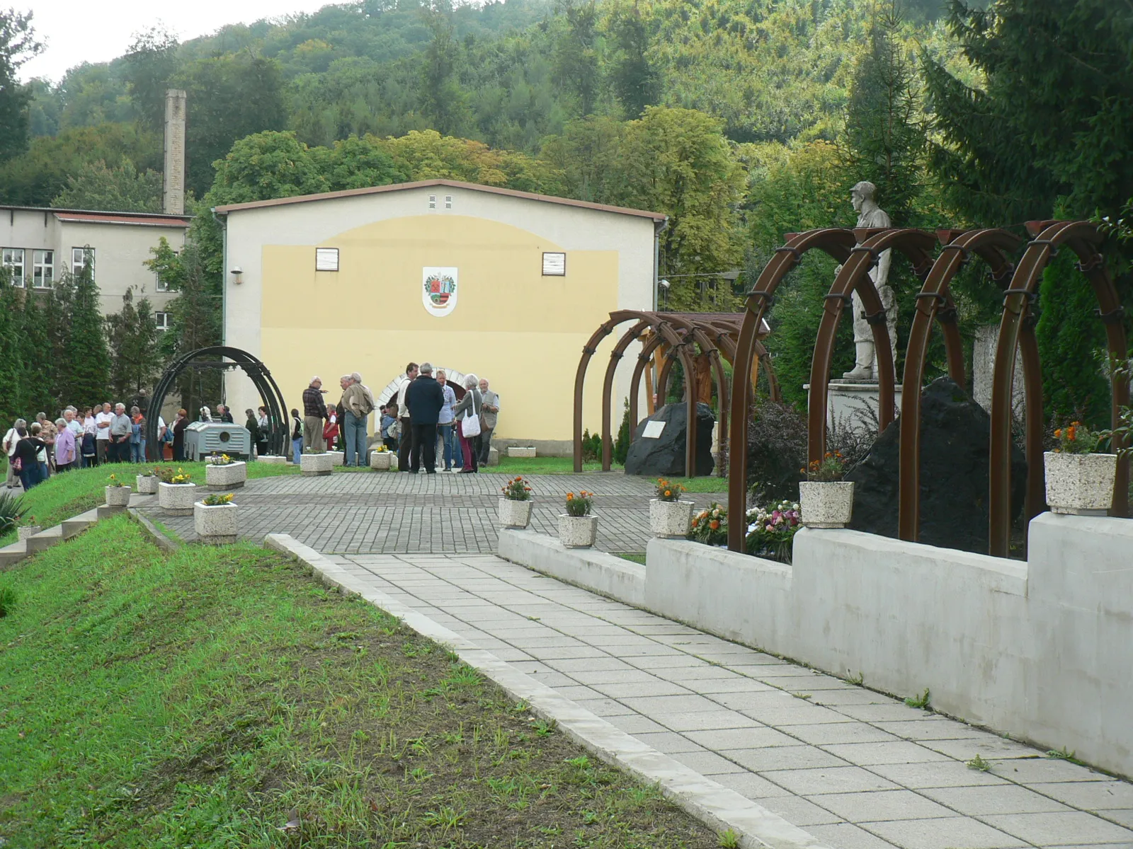 Photo showing: A farkaslyuki bányász emlékpark távlati képe