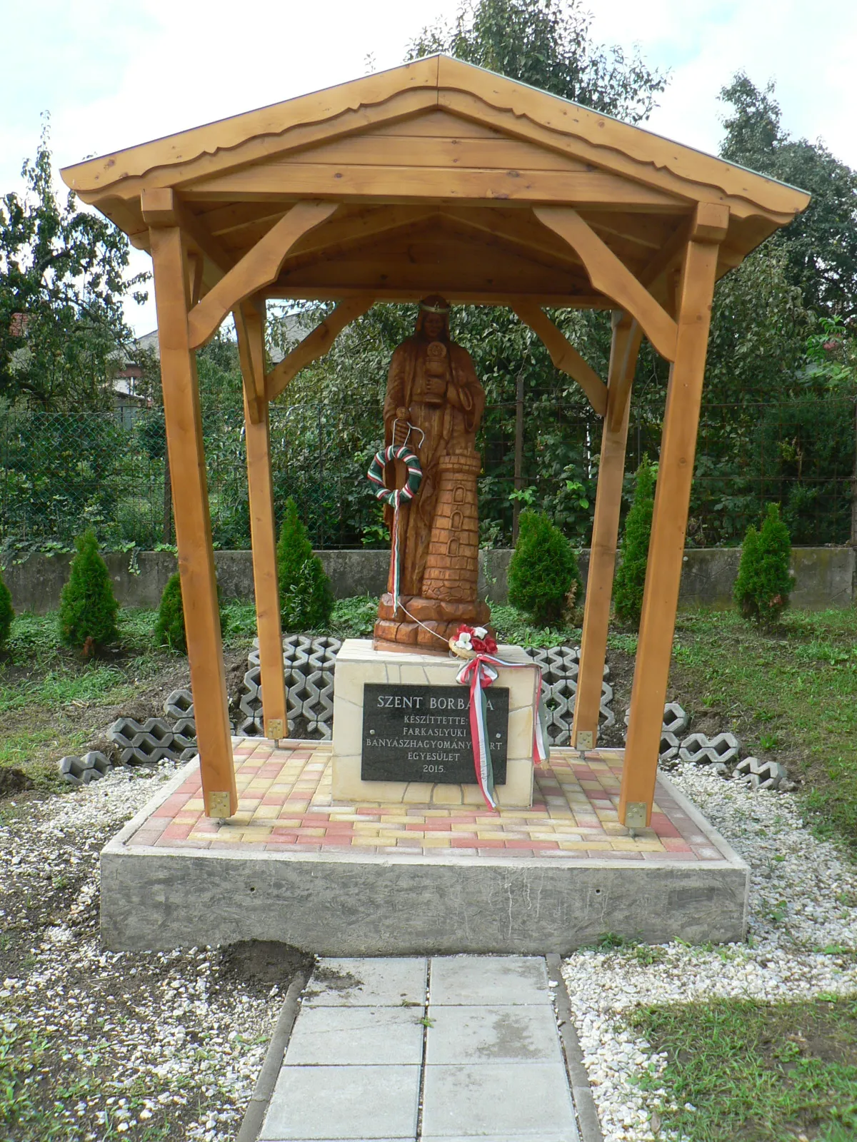 Photo showing: Szent Borbála-emlékmű a farkaslyuki bányász emlékparkban