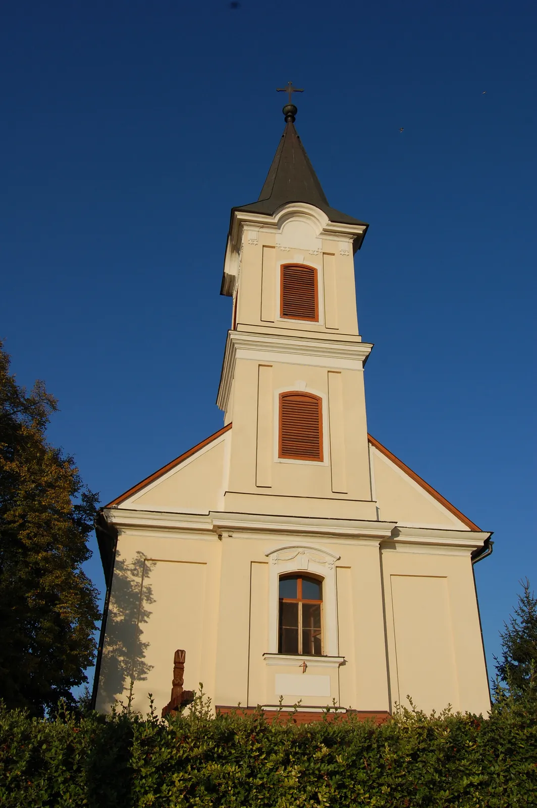Photo showing: Szent István király római katolikus templom (Halmaj, Szent István tér 21.)