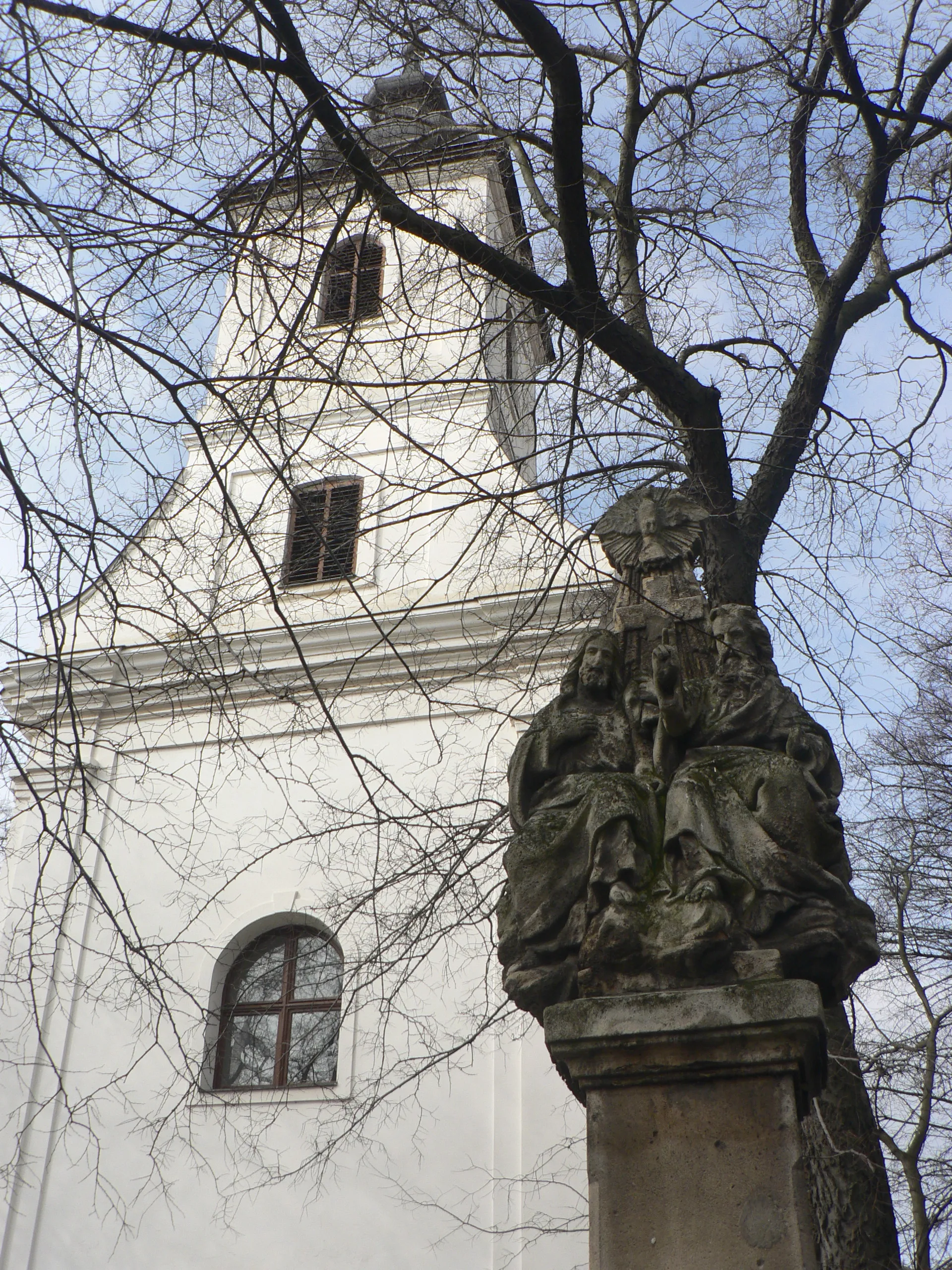 Photo showing: A Szentháromság szobra a herédi rk. templom előtt