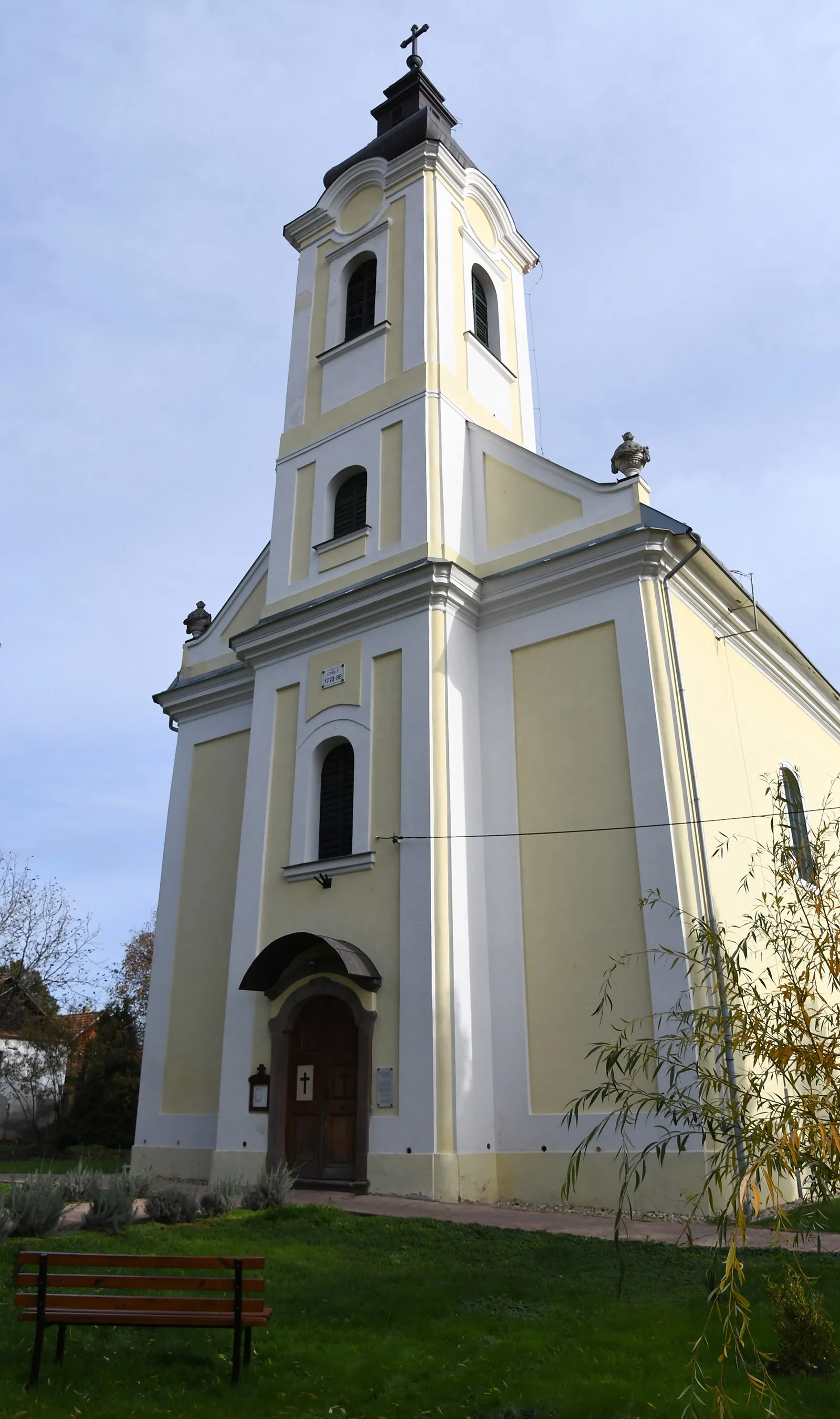 Photo showing: Roman Catholic church in Karácsond