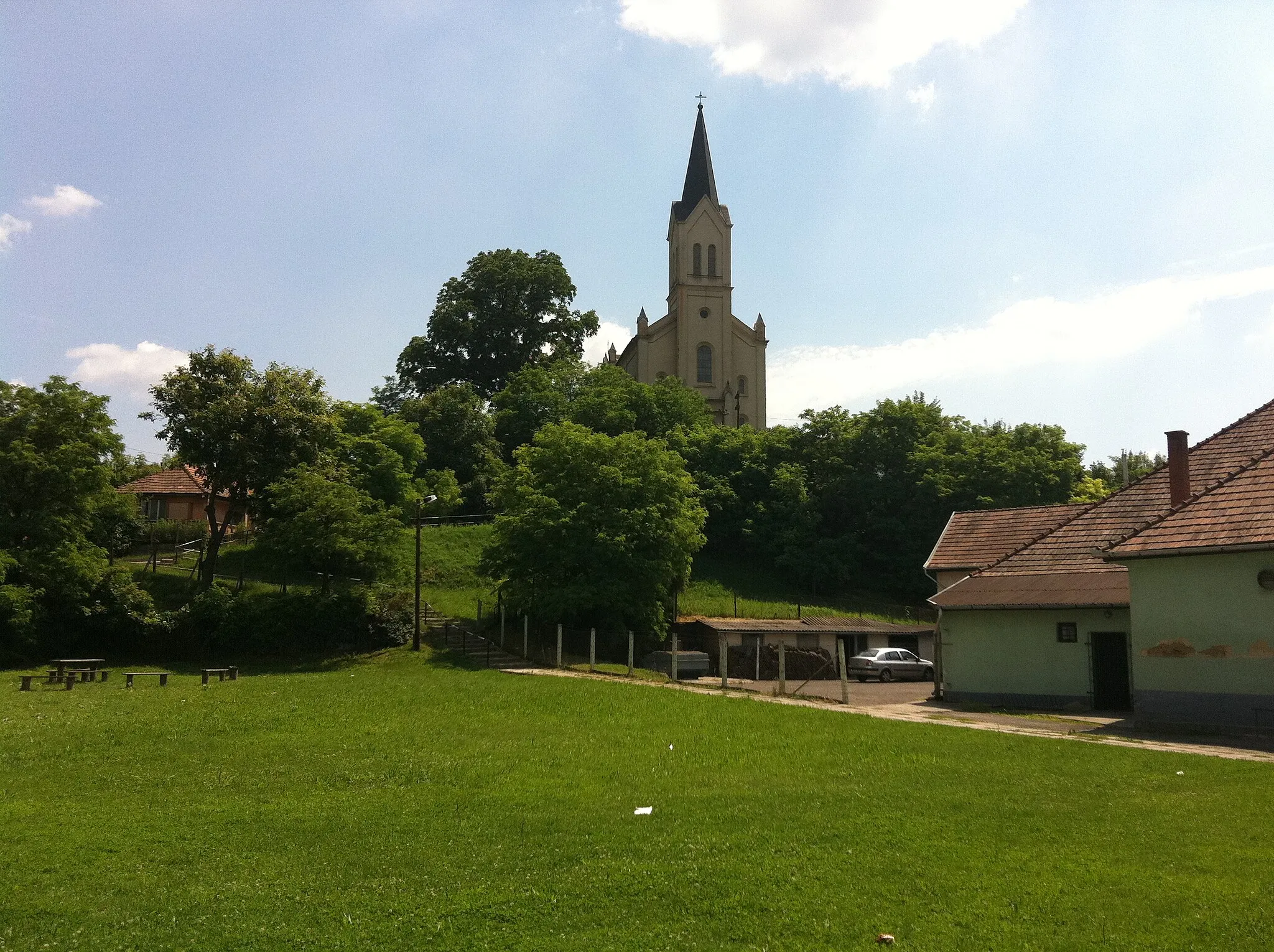 Photo showing: Karancslapujtő, Hungary. View of the church from the village center.