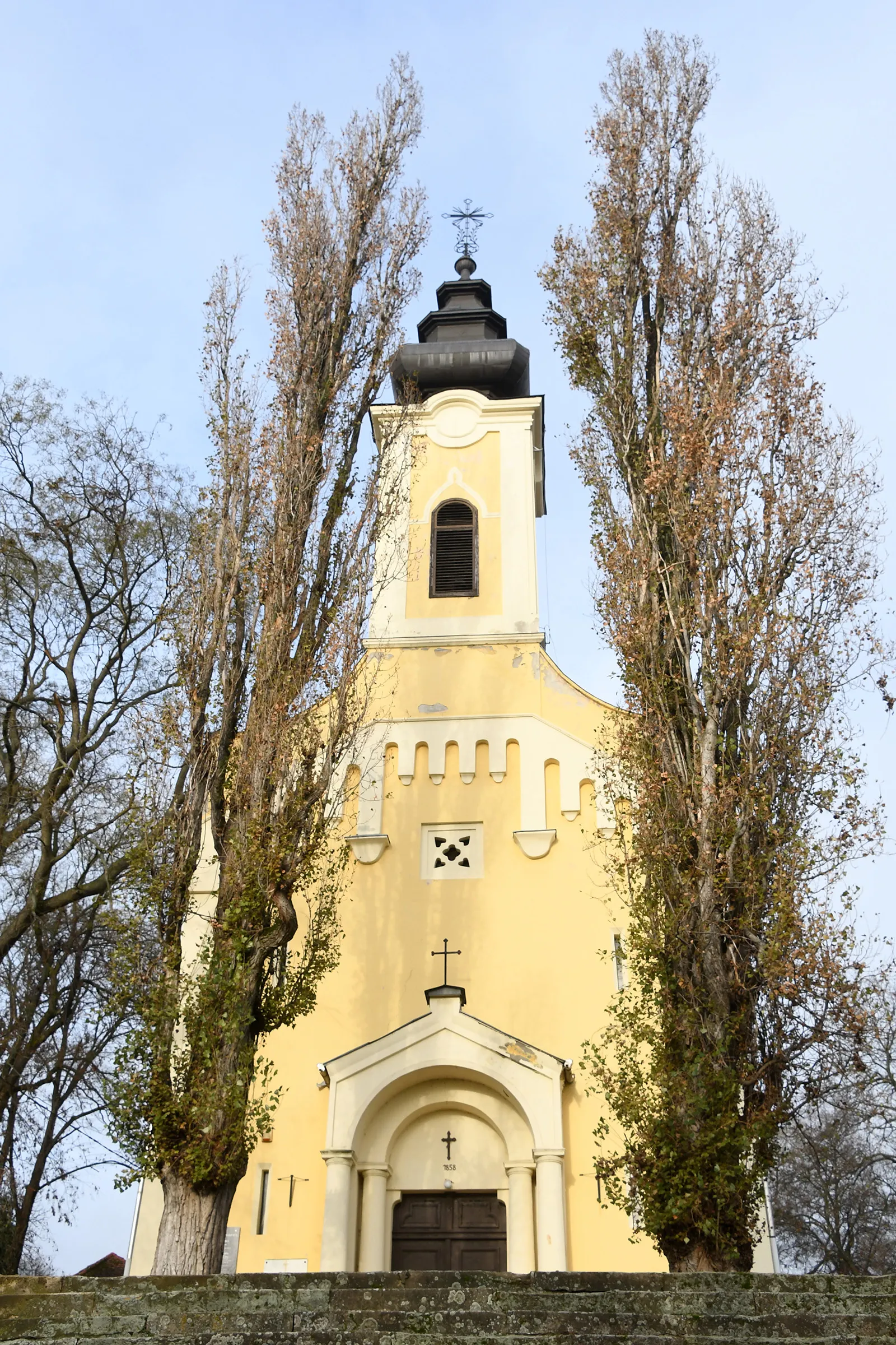 Photo showing: Roman Catholic church in Kompolt